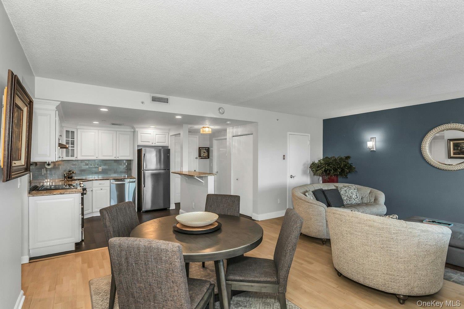 #18 photo, 242 MAPLE Avenue, ナッソー郡 Westbury , NY 11590