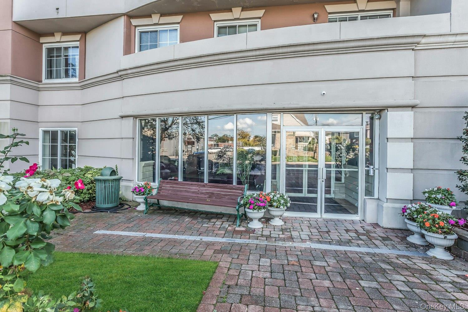 #3 photo, 242 MAPLE Avenue, ナッソー郡 Westbury , NY 11590