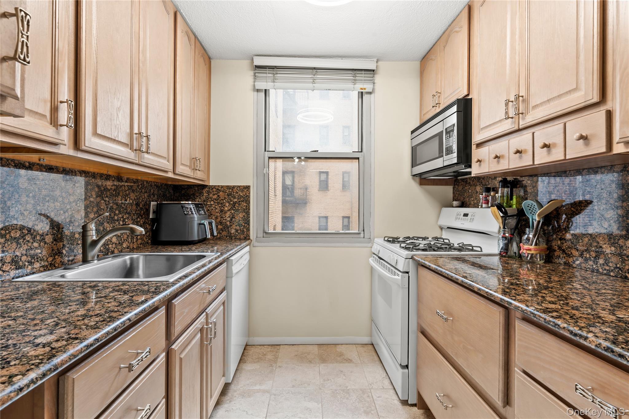 #4 photo, 118-18 UNION Turnpike, クイーンズ区 Kew Gardens , NY 11415