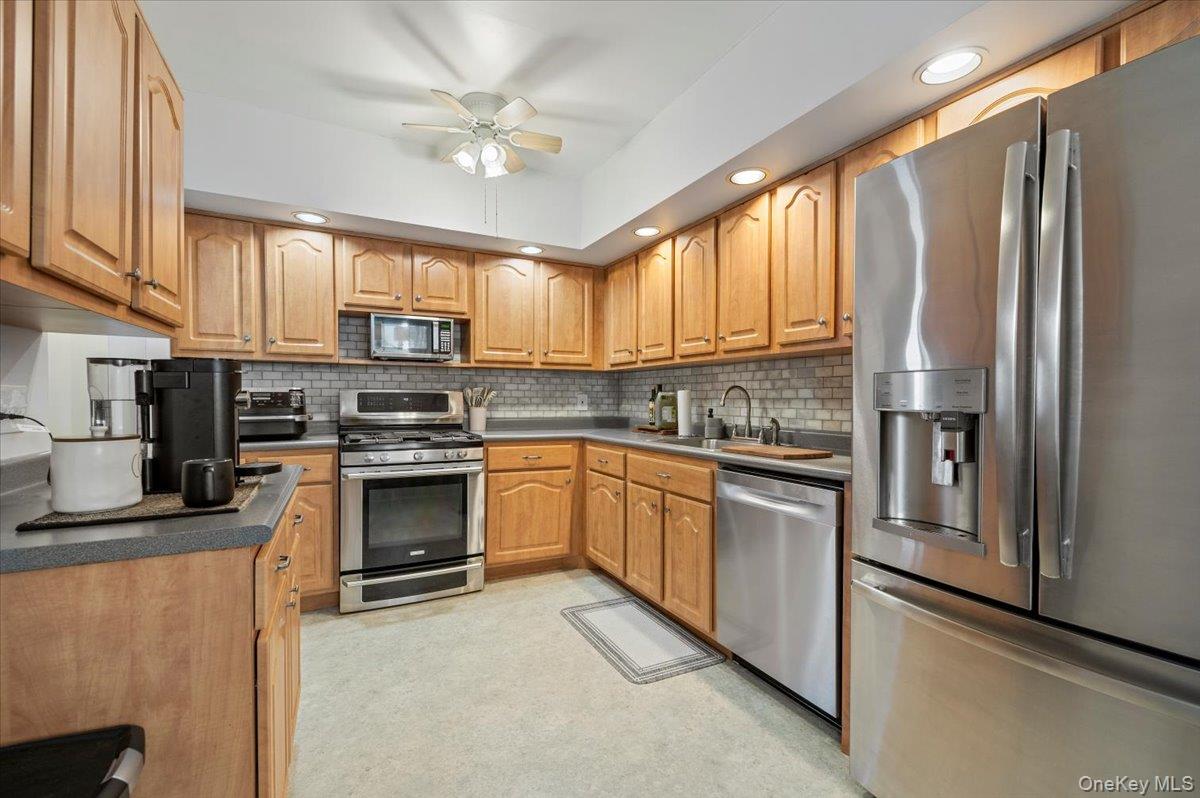 #10 photo, 75 Eric Drive, サフォーク郡 Middle Island , NY 11953