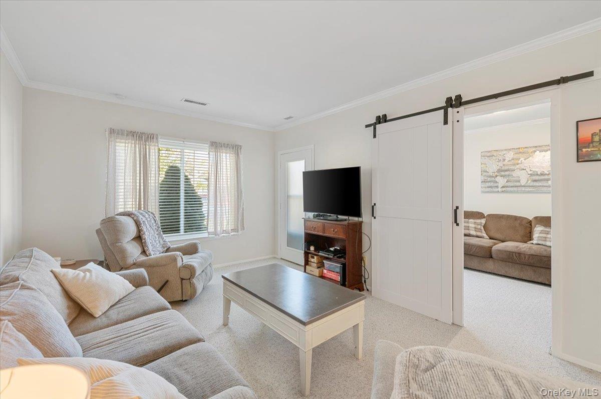 #4 photo, 75 Eric Drive, サフォーク郡 Middle Island , NY 11953