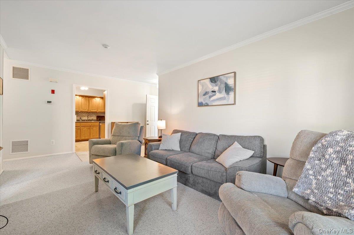 #5 photo, 75 Eric Drive, サフォーク郡 Middle Island , NY 11953