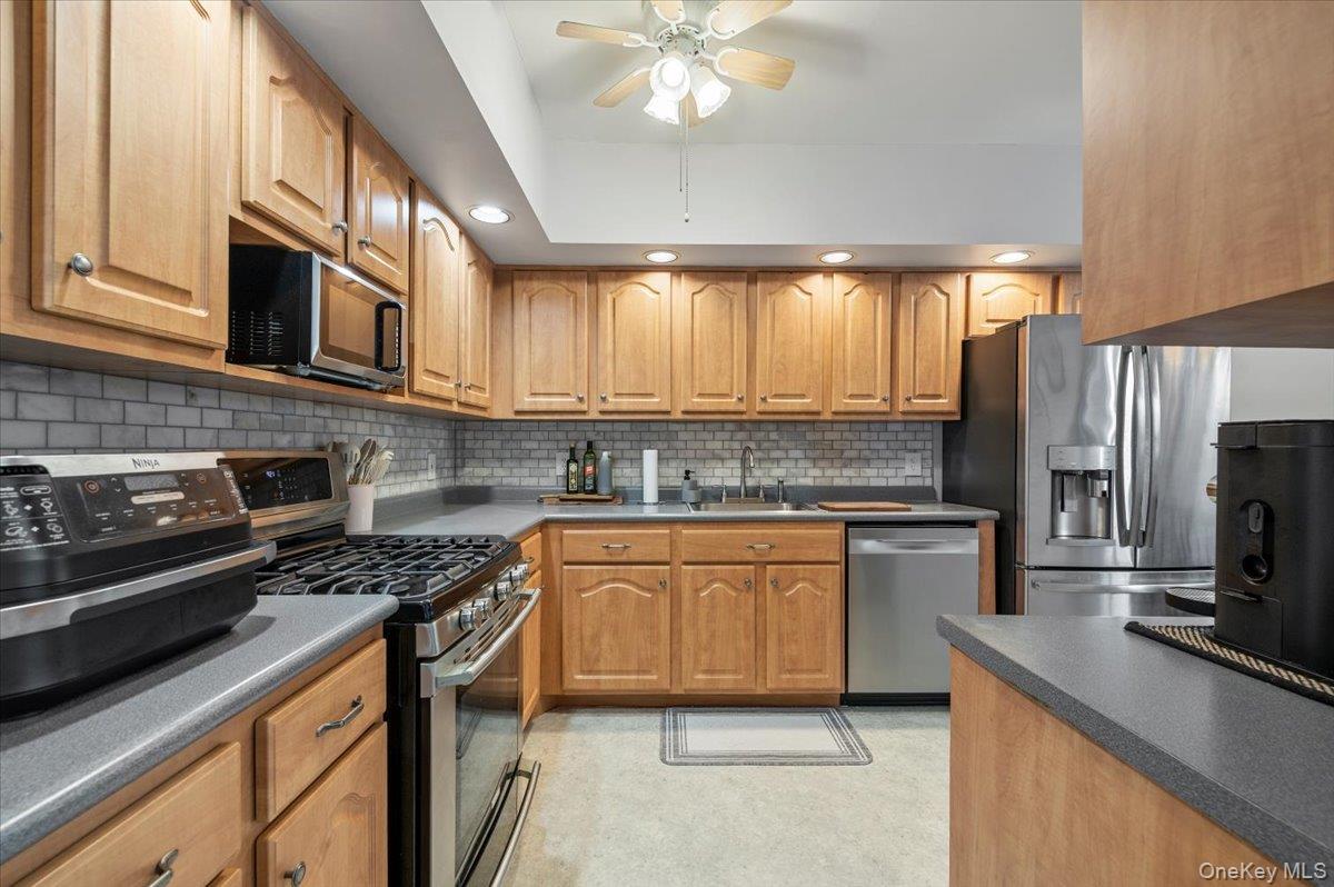 #7 photo, 75 Eric Drive, サフォーク郡 Middle Island , NY 11953