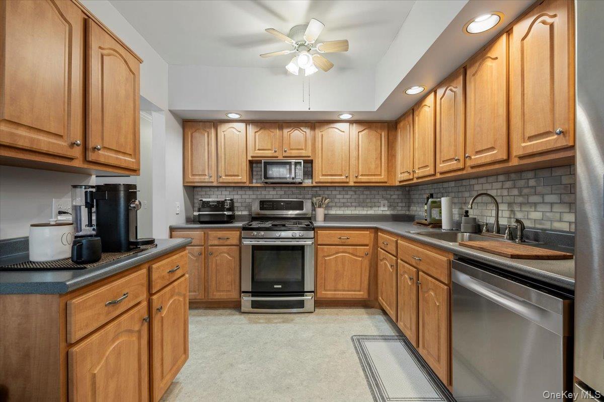 #8 photo, 75 Eric Drive, サフォーク郡 Middle Island , NY 11953