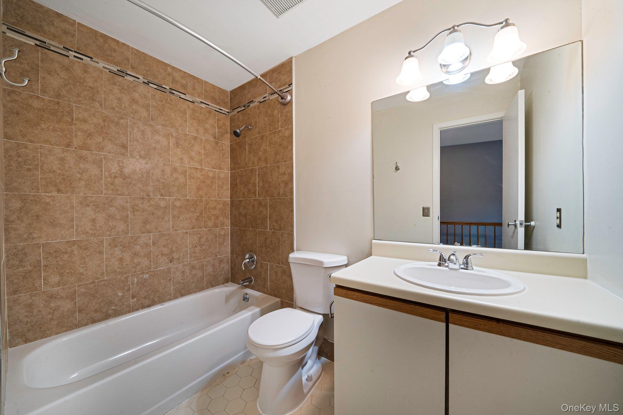 #13 photo, 908 Sara Circle, サフォーク郡 Port Jefferson Station , NY 11776