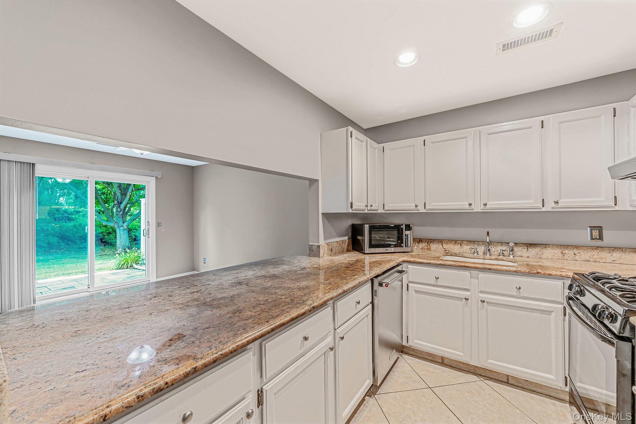 #3 photo, 908 Sara Circle, サフォーク郡 Port Jefferson Station , NY 11776