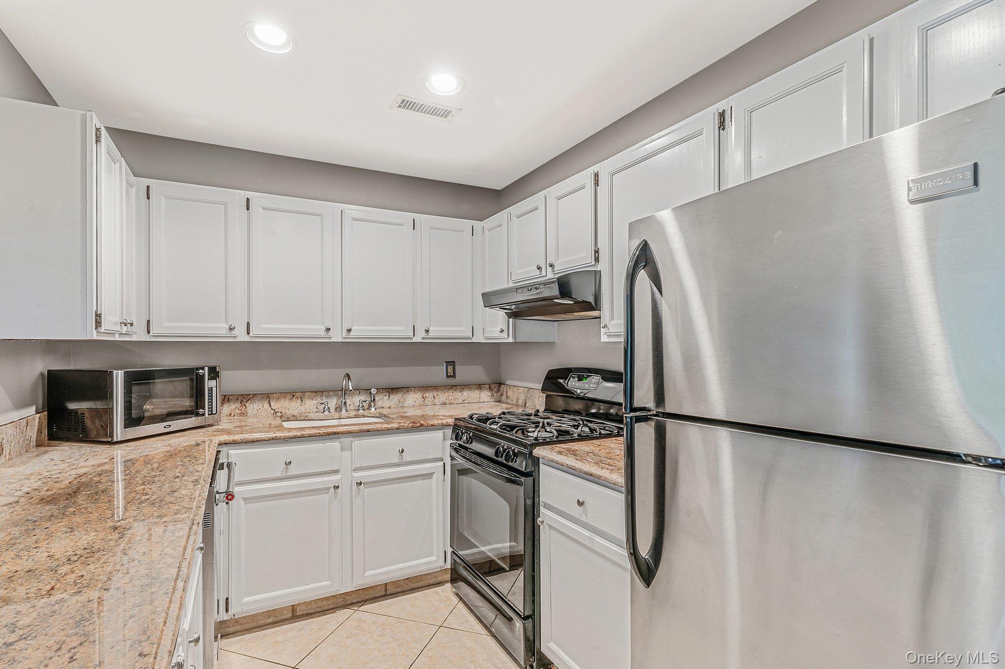 #4 photo, 908 Sara Circle, サフォーク郡 Port Jefferson Station , NY 11776