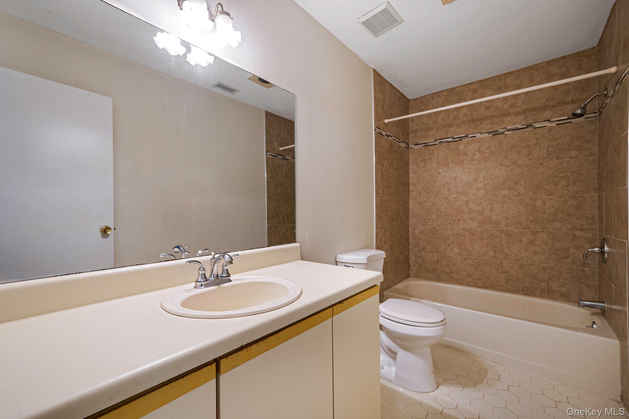 #9 photo, 908 Sara Circle, サフォーク郡 Port Jefferson Station , NY 11776