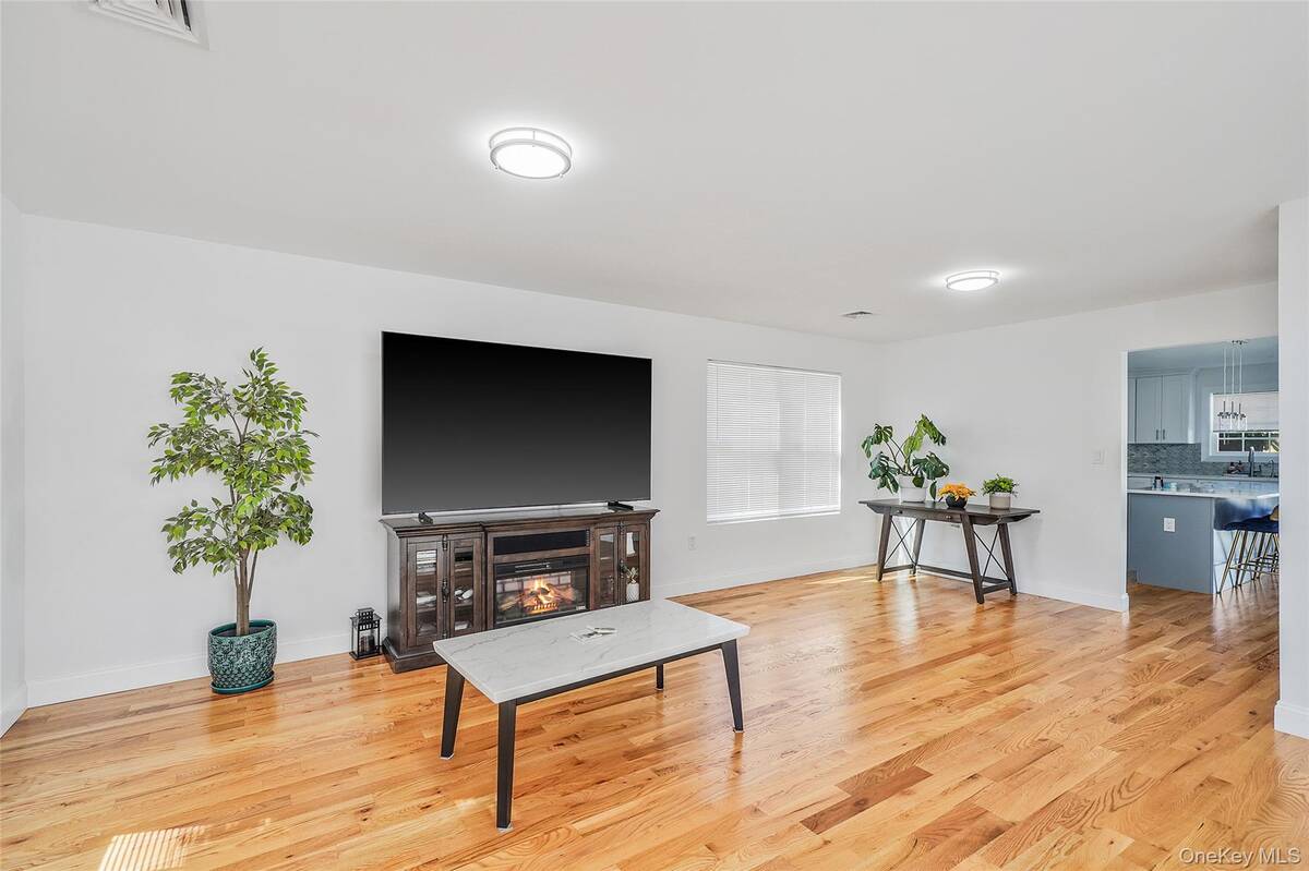 #4 photo, 41 Eldridge Avenue, Hempstead , NY 11550