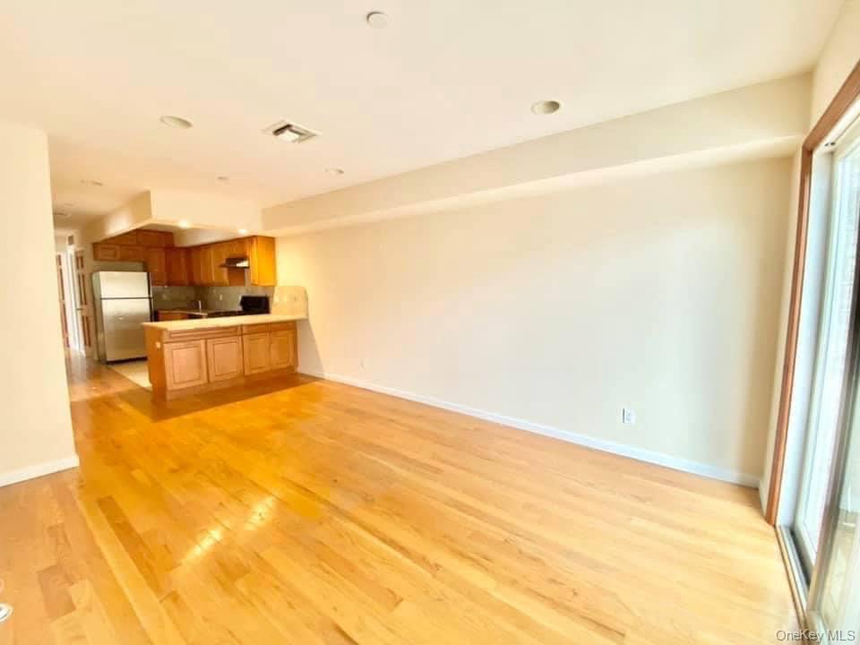 #3 photo, 4033 191st Street, Bayside , NY 11358