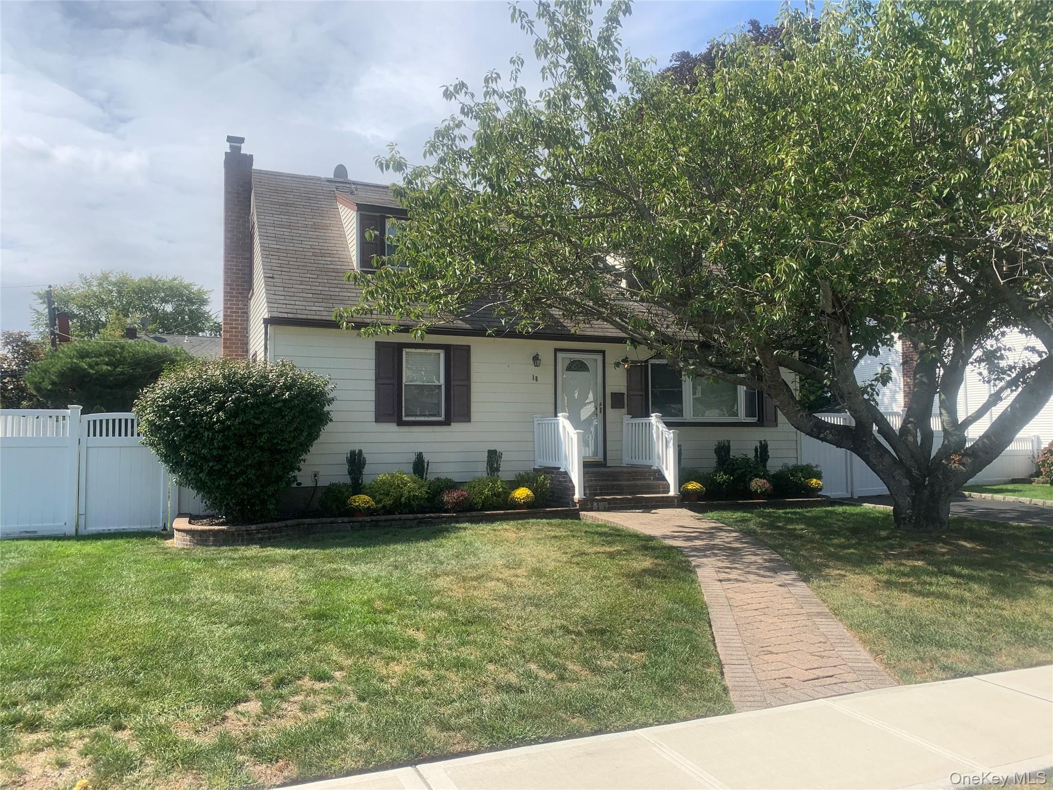 #1 photo, 18 Hitchcock Lane, Farmingdale , NY 11735