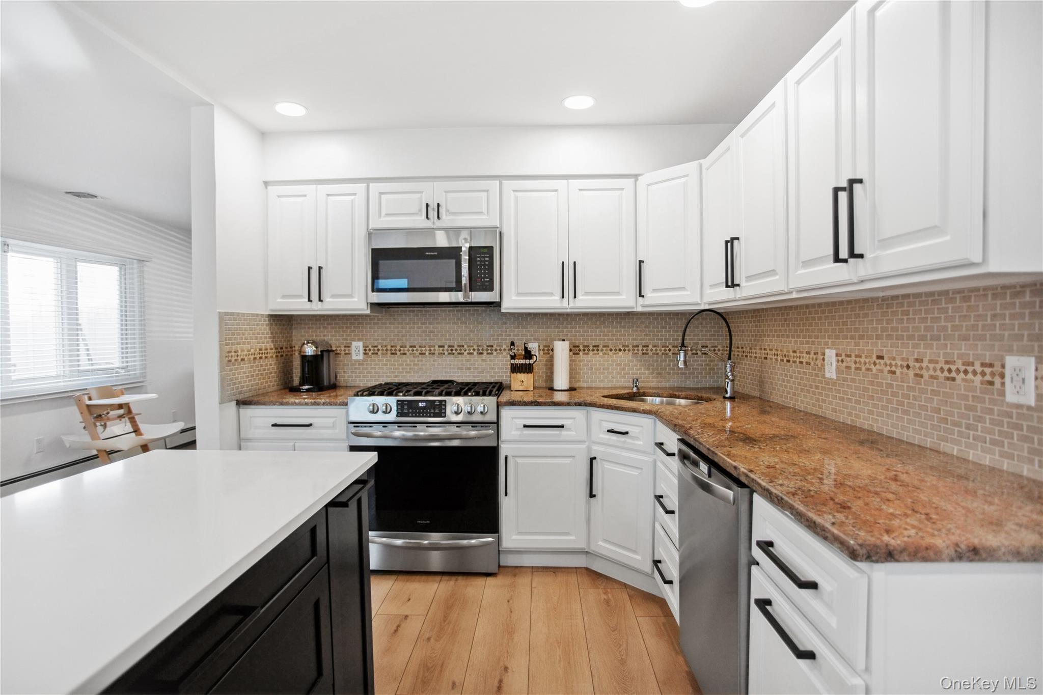 #8 photo, 110 Hampton Way, नासाउ काउंटी Merrick , NY 11566