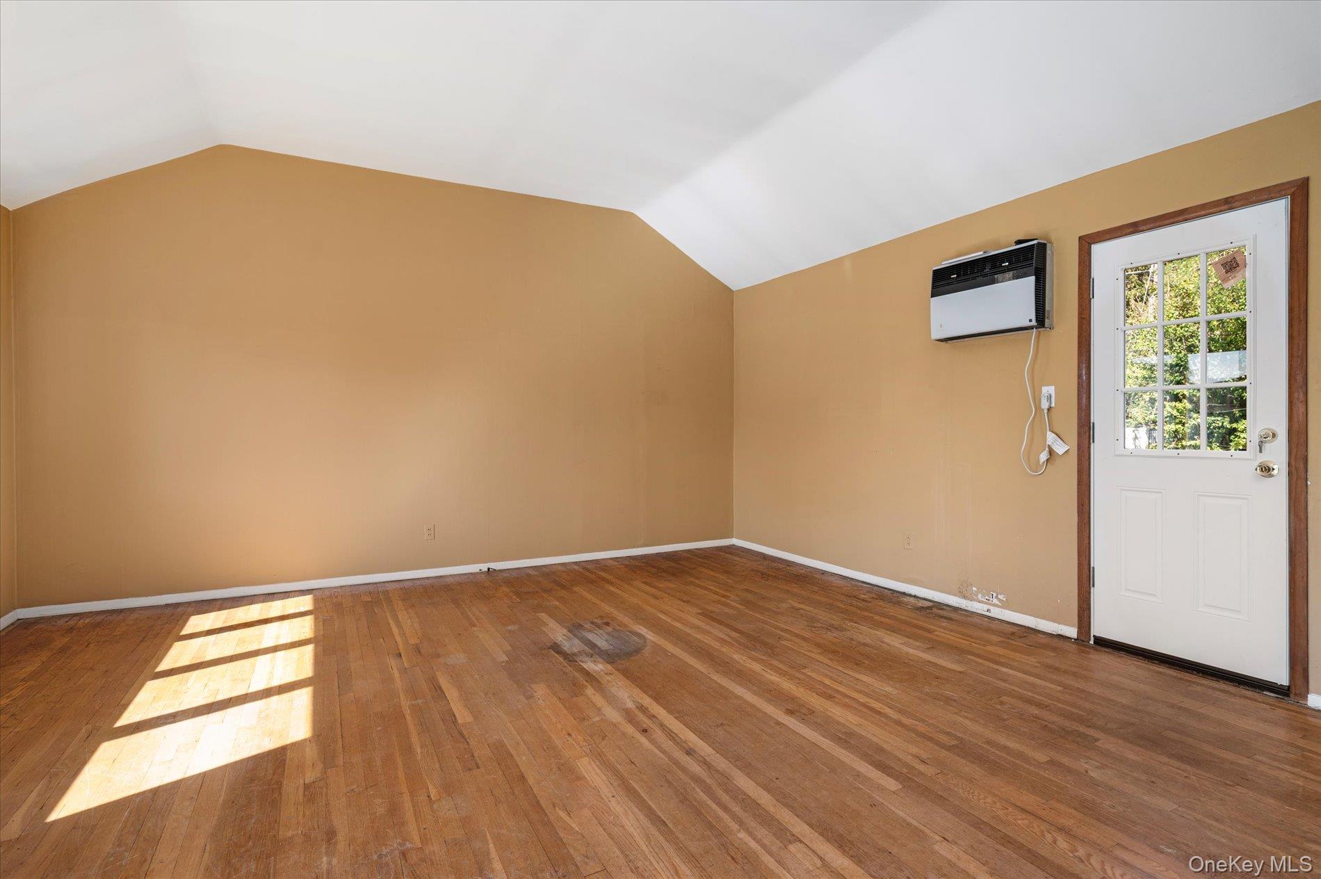 #3 photo, 4057 Eve Drive, מחוז נסאו Seaford , NY 11783