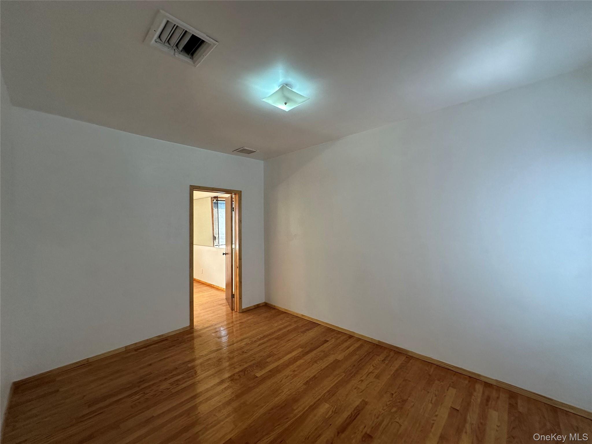 #4 photo, 76-09 Roosevelt Avenue, クイーンズ区 Jackson Heights , NY 11372