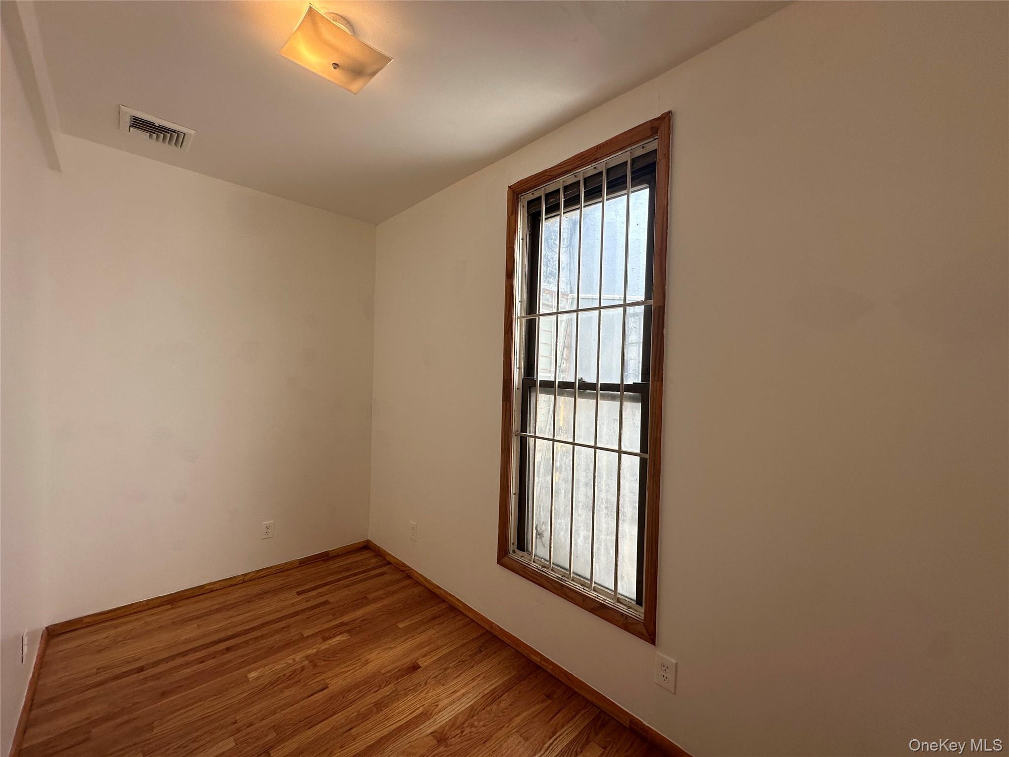 #6 photo, 76-09 Roosevelt Avenue, クイーンズ区 Jackson Heights , NY 11372