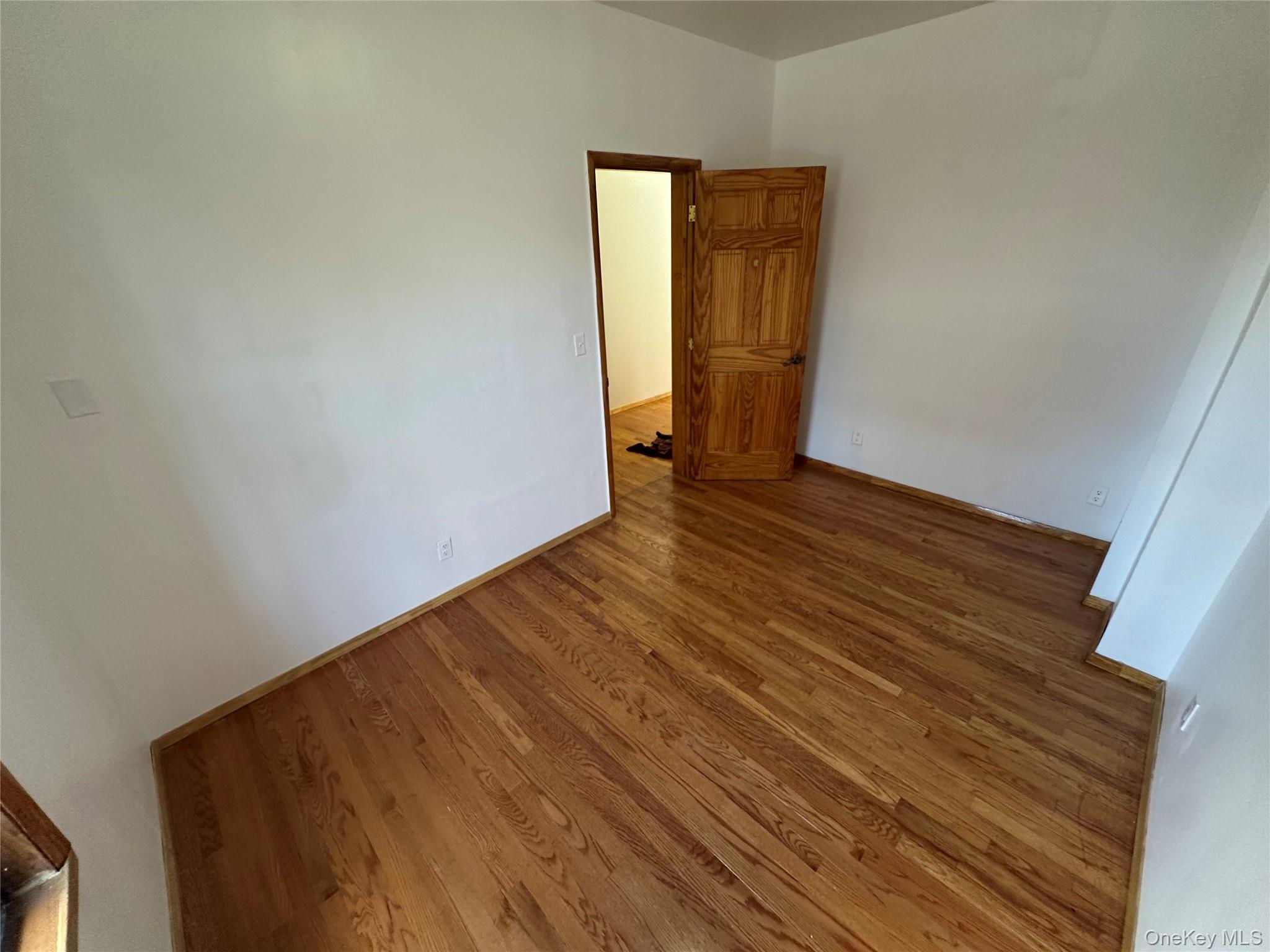 #8 photo, 76-09 Roosevelt Avenue, クイーンズ区 Jackson Heights , NY 11372