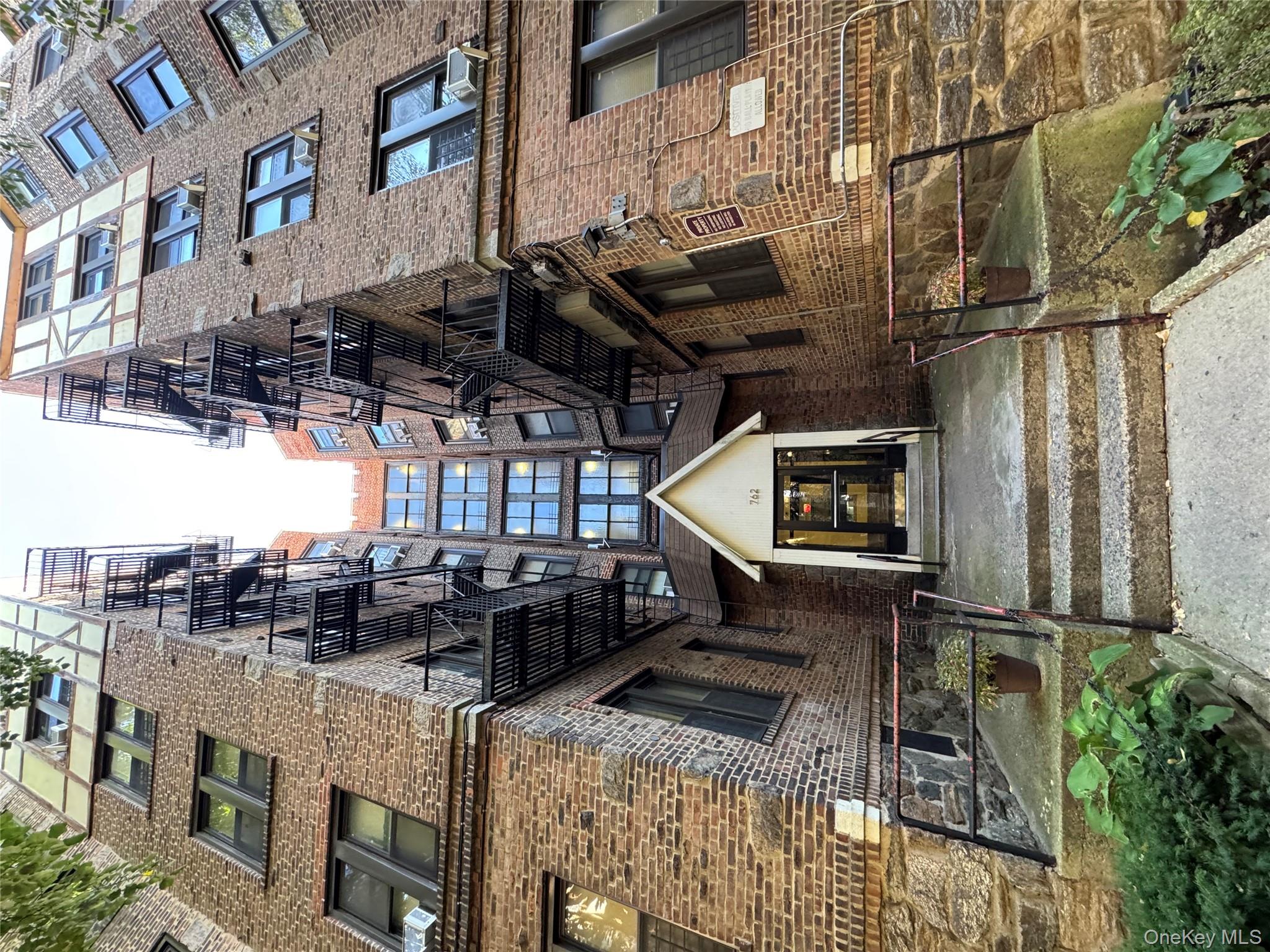 #12 photo, 762 Brady Avenue, Bronx , NY 10462