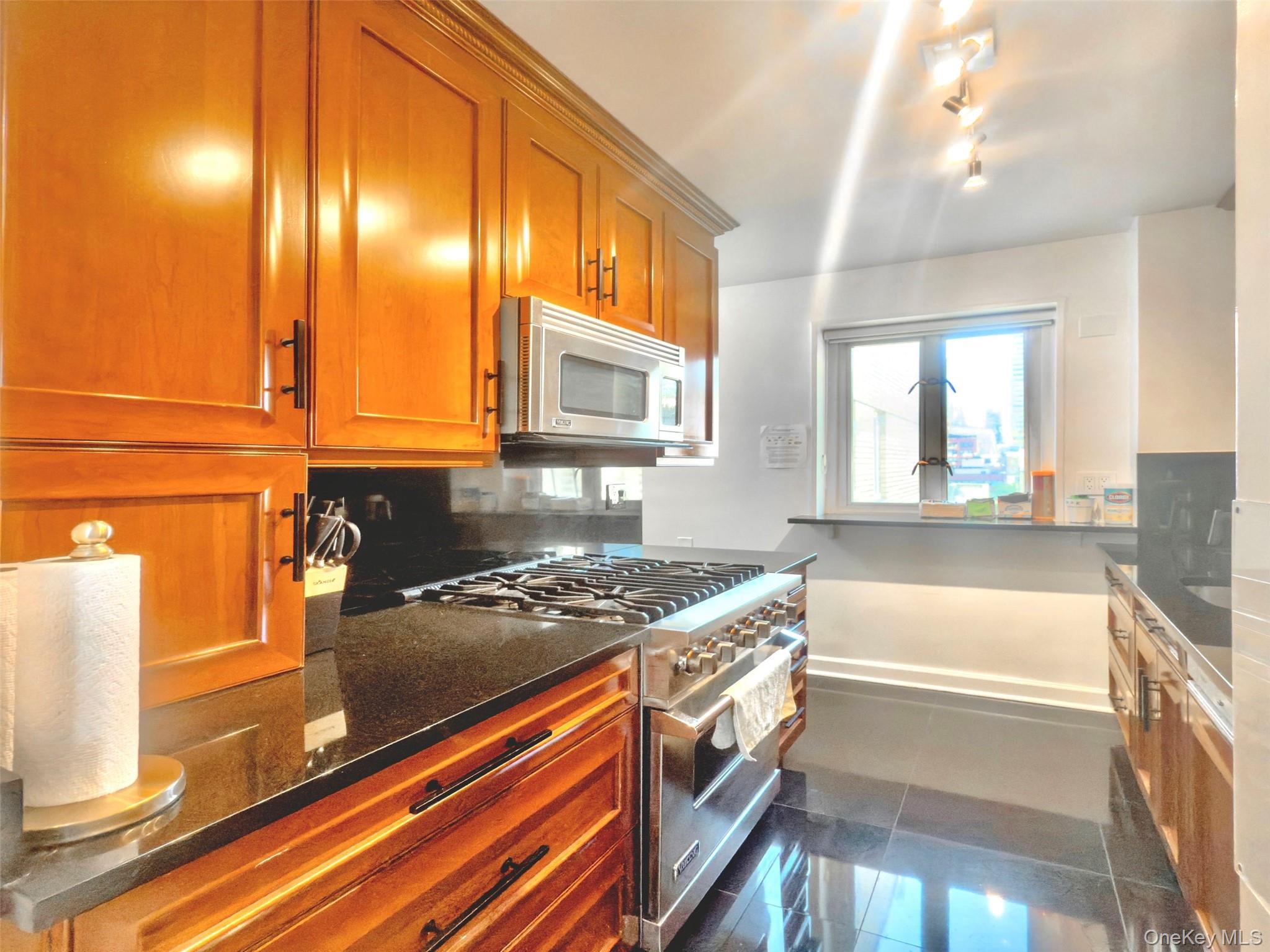 #7 photo, 166 E 63 Street, New York (Manhattan) , NY 10065