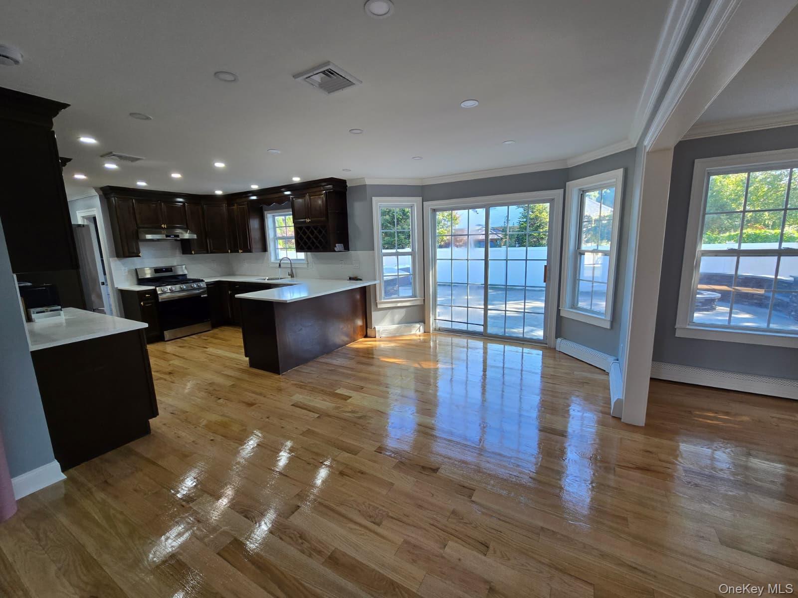 #9 photo, 14 Adamson Street, サフォーク郡 Selden , NY 11784