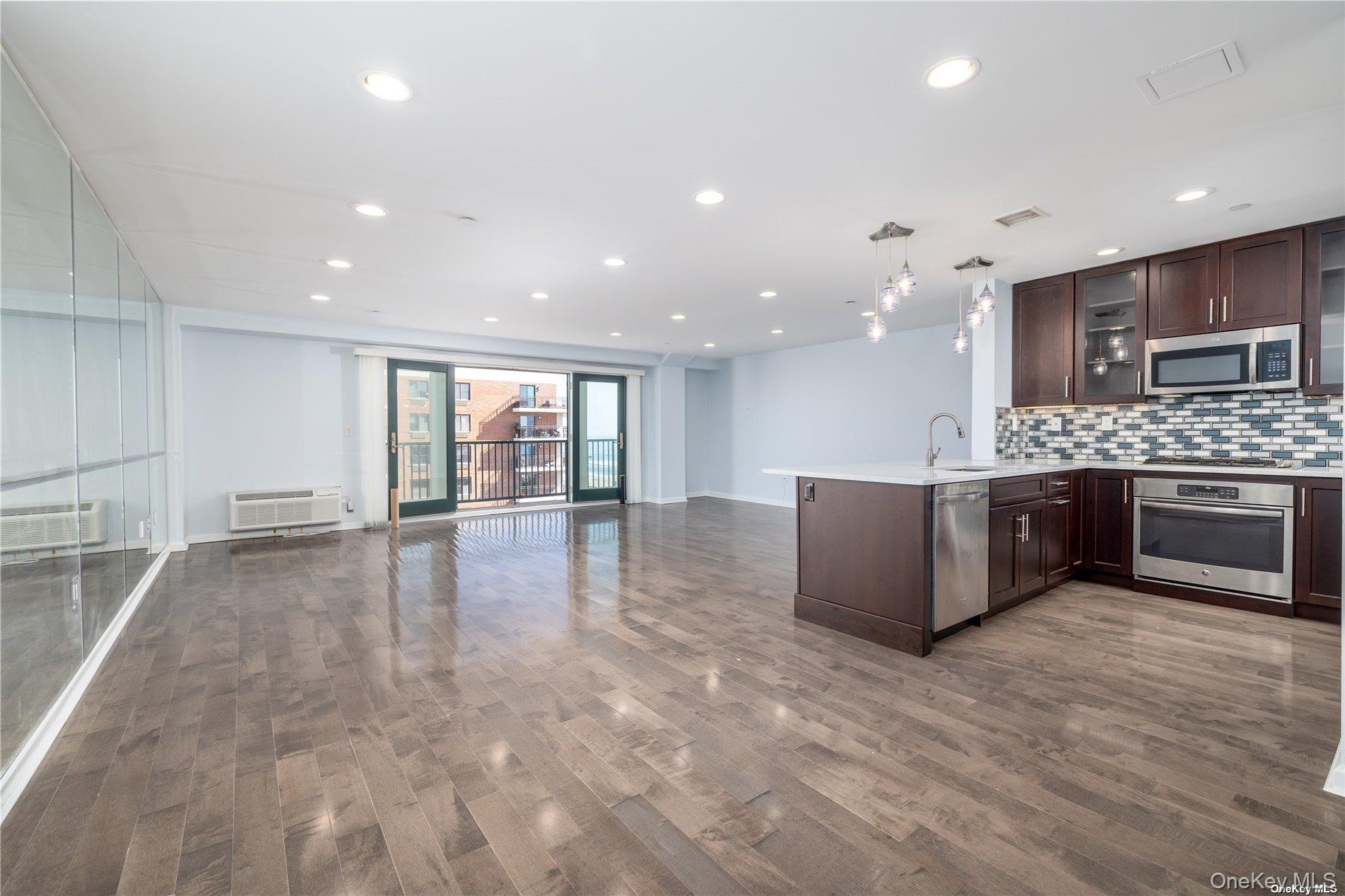 #9 photo, 260 W Broadway, ナッソー郡 Long Beach , NY 11561