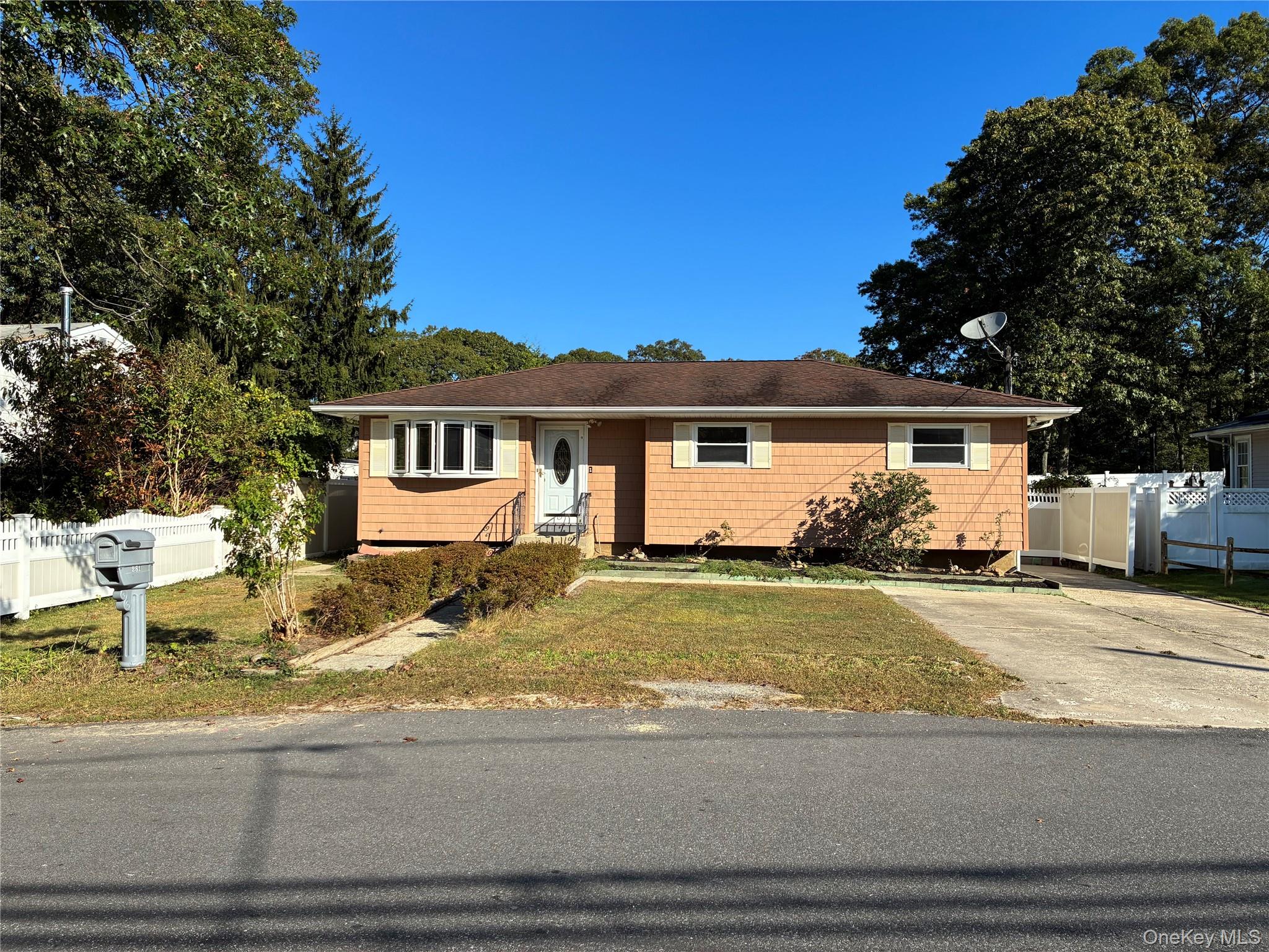 #2 photo, 281 Fir Grove Road, Ronkonkoma , NY 11779