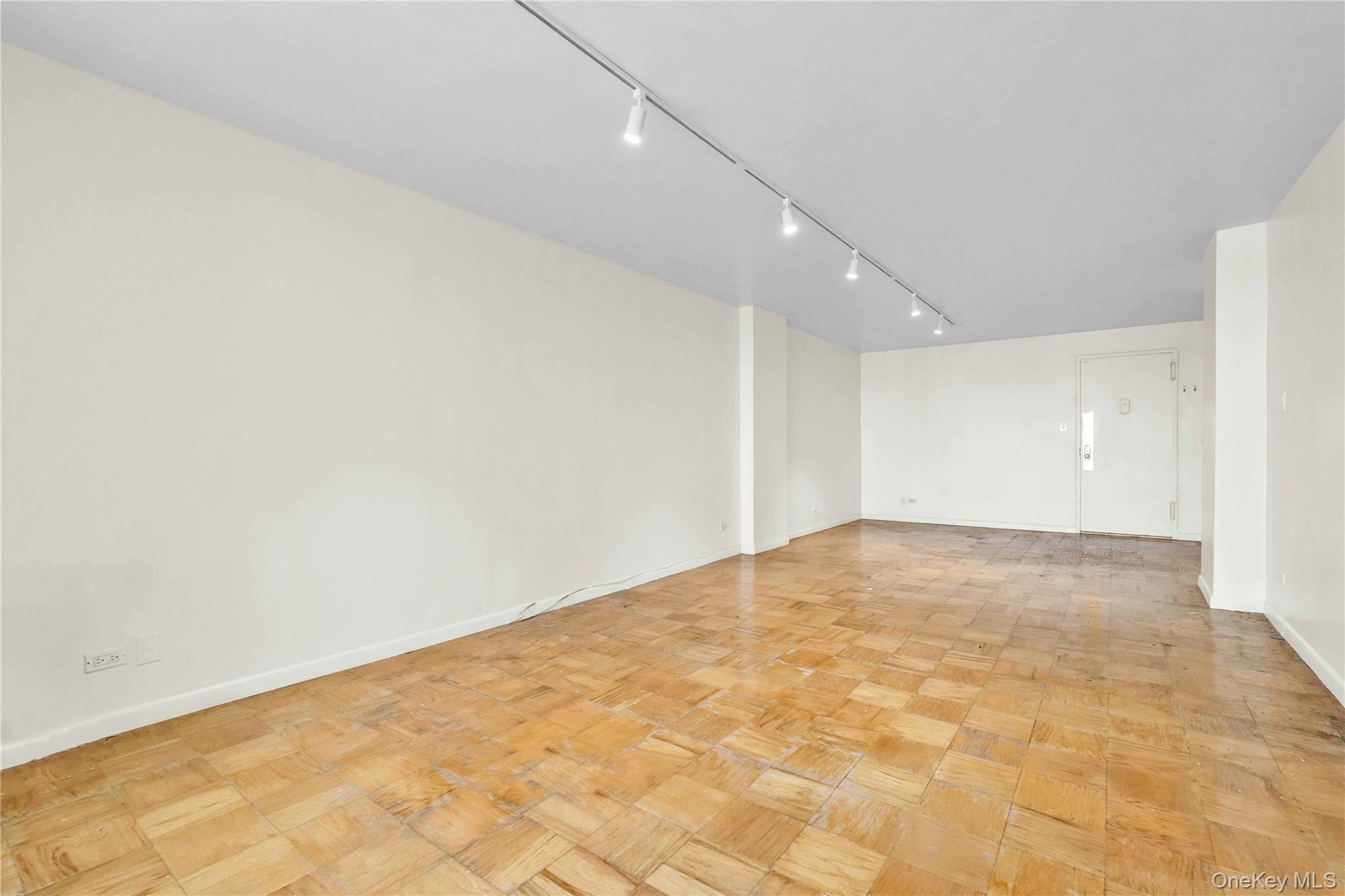 #4 photo, 6120 Grand Central Parkway, クイーンズ区 Forest Hills , NY 11375