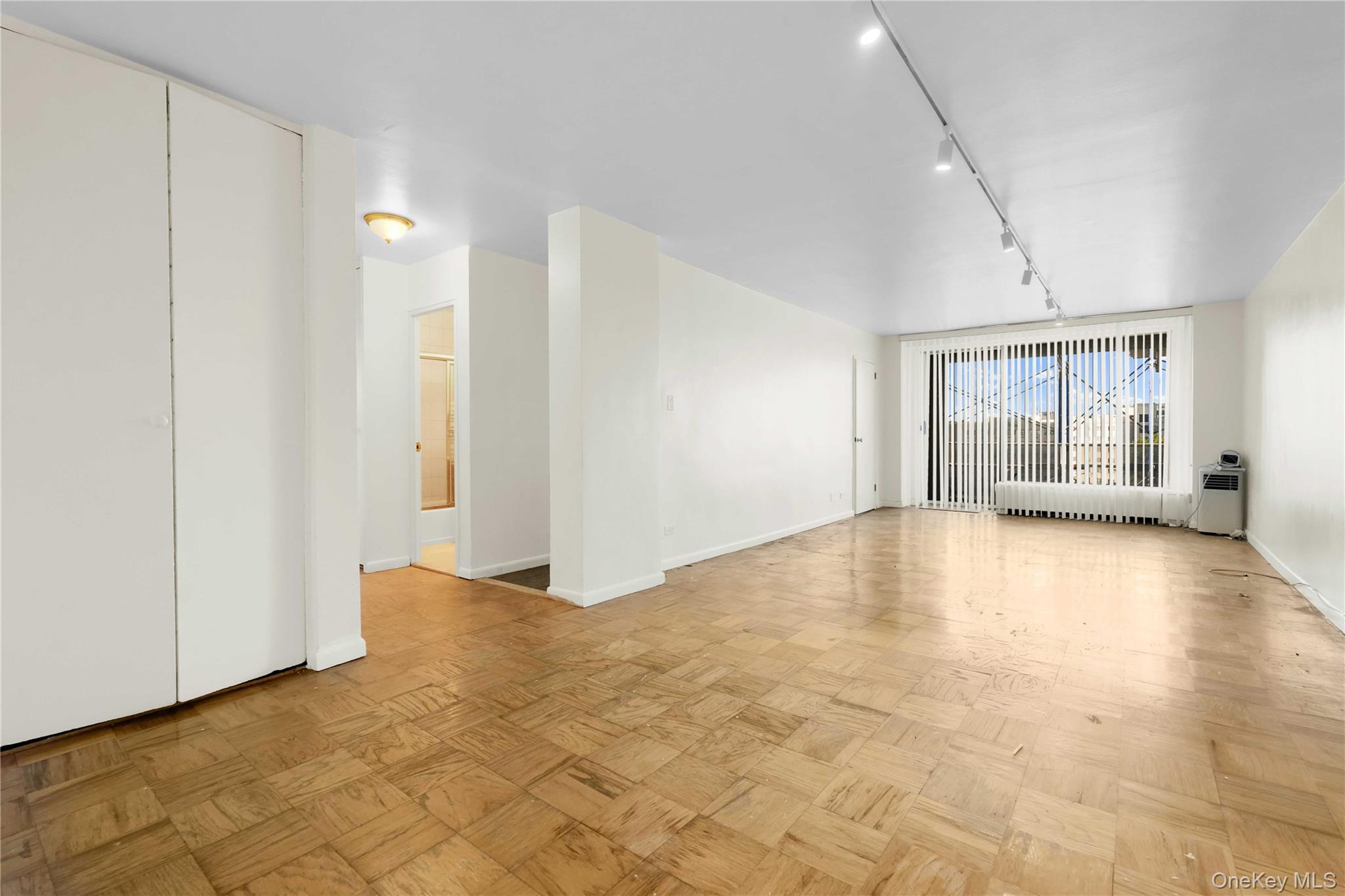 #5 photo, 6120 Grand Central Parkway, クイーンズ区 Forest Hills , NY 11375