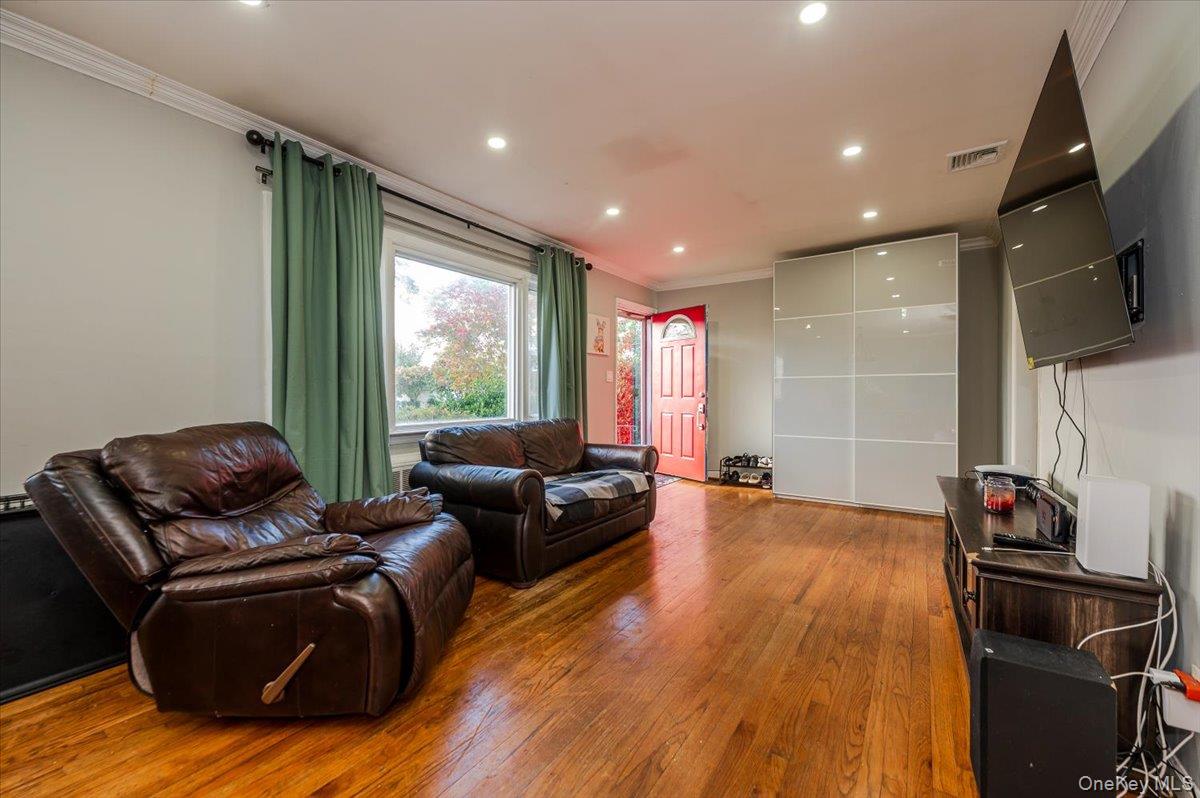 #5 photo, 165 Tremont Road, Lindenhurst , NY 11757