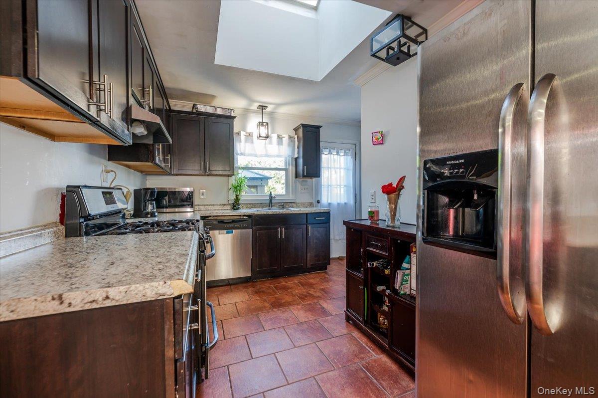 #6 photo, 165 Tremont Road, Lindenhurst , NY 11757