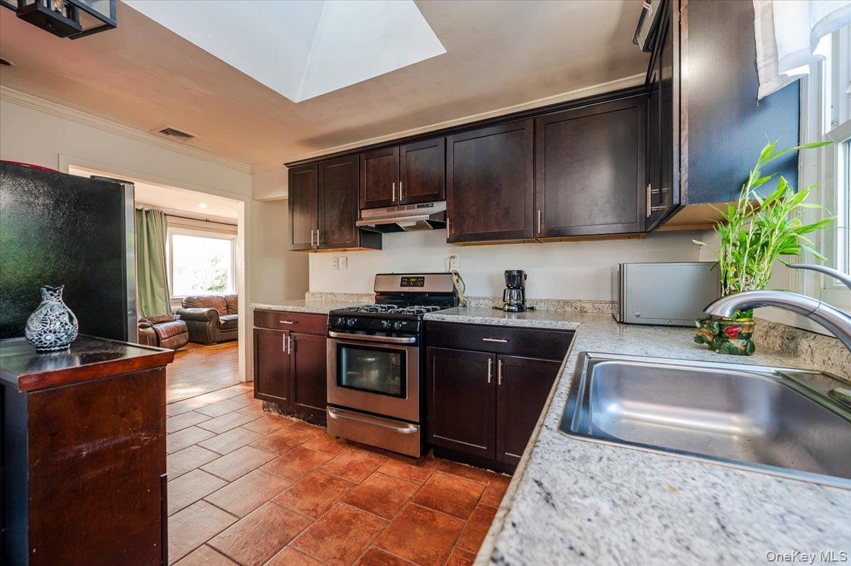 #7 photo, 165 Tremont Road, Lindenhurst , NY 11757