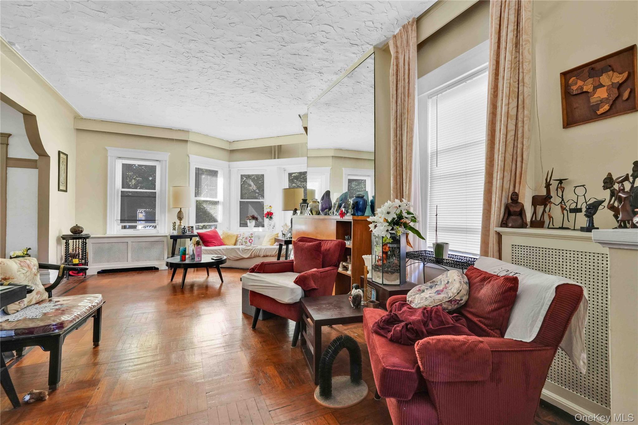 #11 photo, 104-47 Ditmars Boulevard, クイーンズ区 East Elmhurst , NY 11369