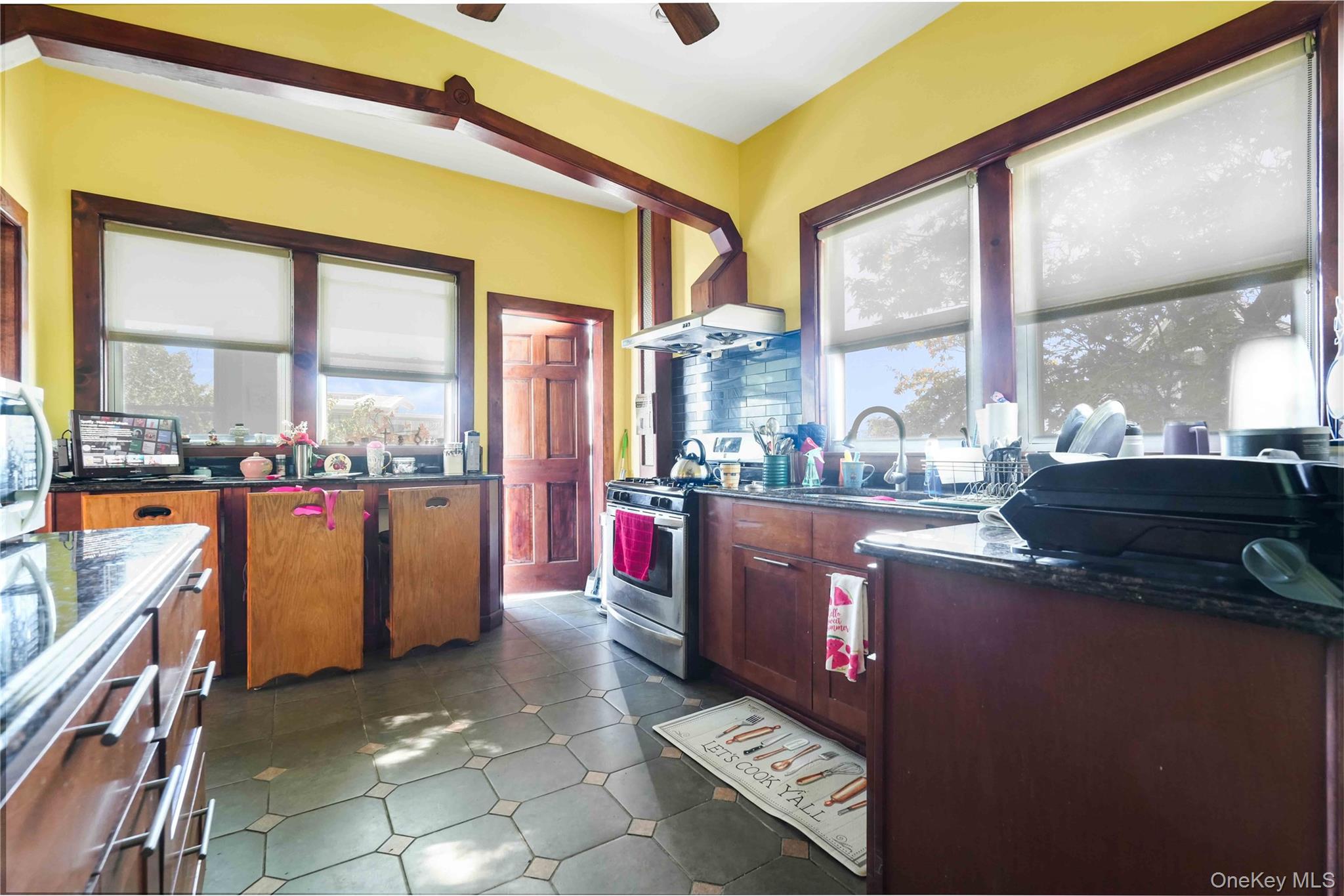 #13 photo, 104-47 Ditmars Boulevard, クイーンズ区 East Elmhurst , NY 11369