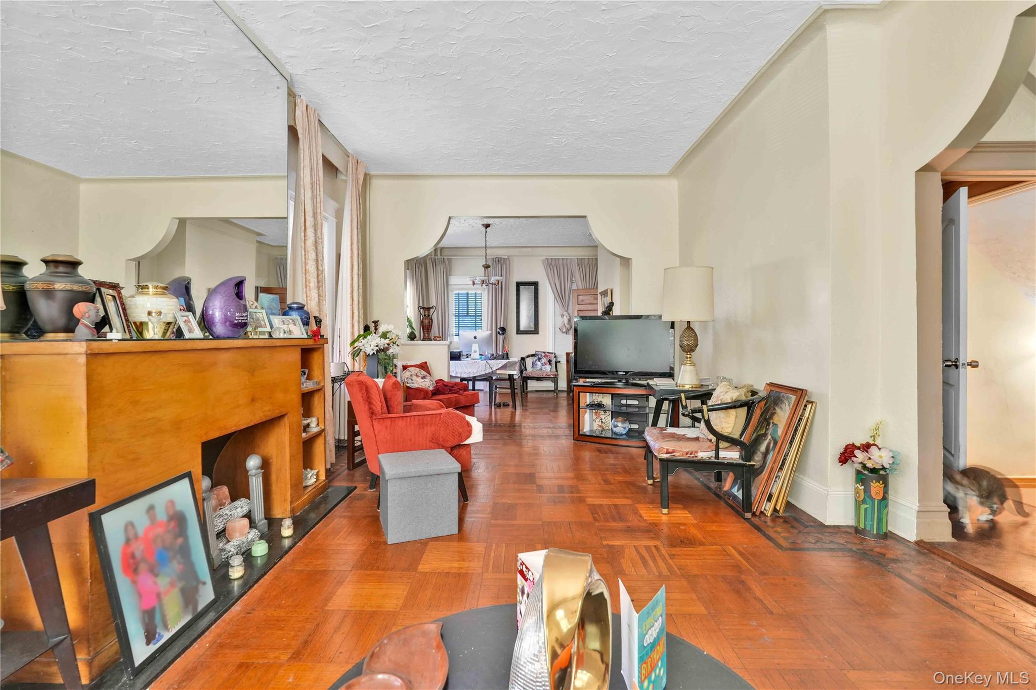 #6 photo, 104-47 Ditmars Boulevard, クイーンズ区 East Elmhurst , NY 11369