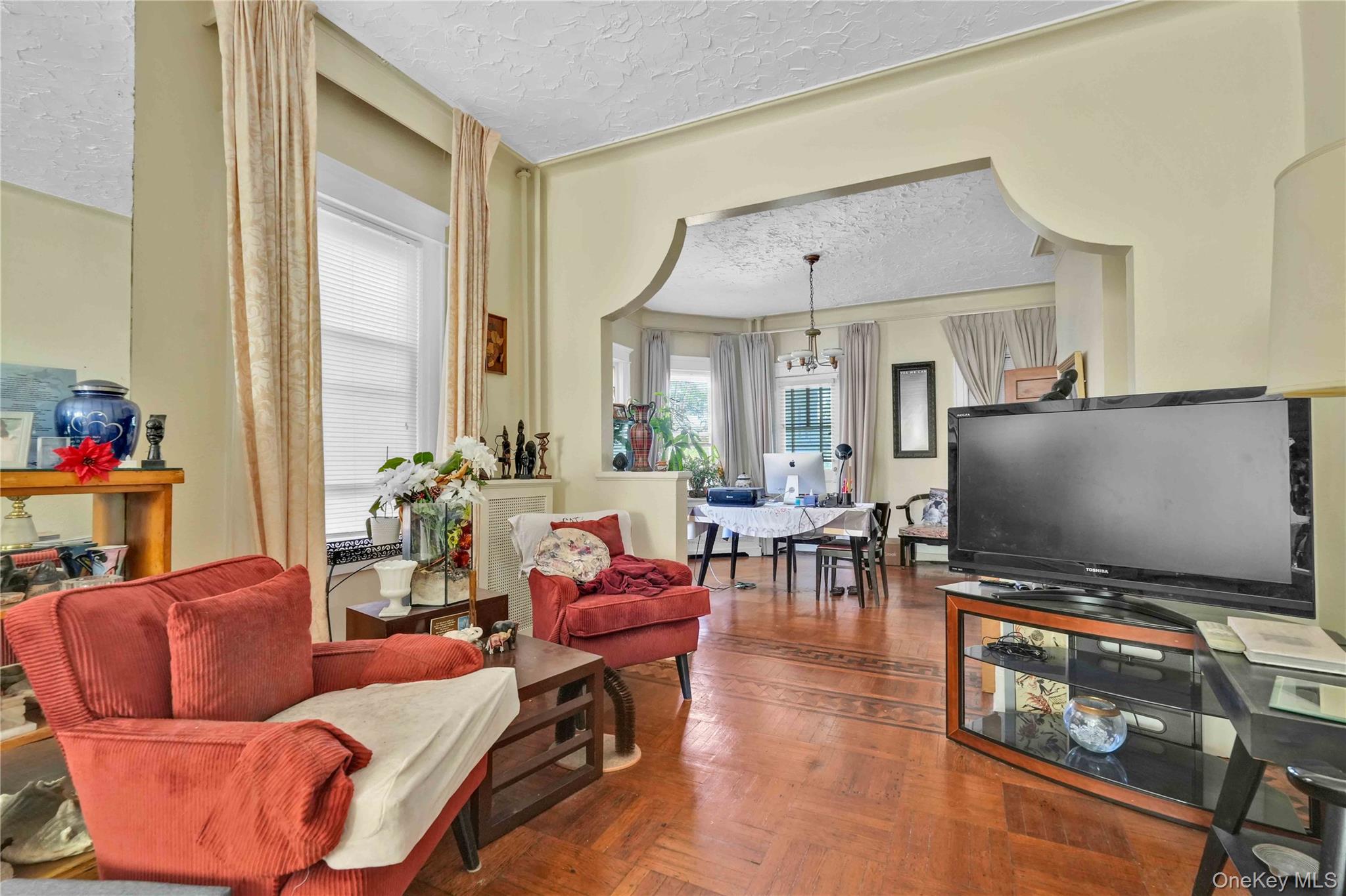 #7 photo, 104-47 Ditmars Boulevard, クイーンズ区 East Elmhurst , NY 11369