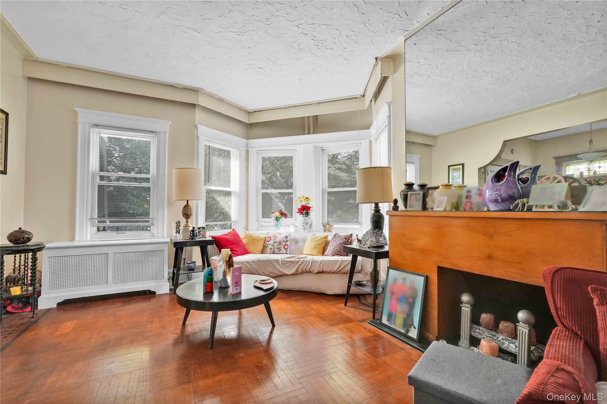 #8 photo, 104-47 Ditmars Boulevard, クイーンズ区 East Elmhurst , NY 11369