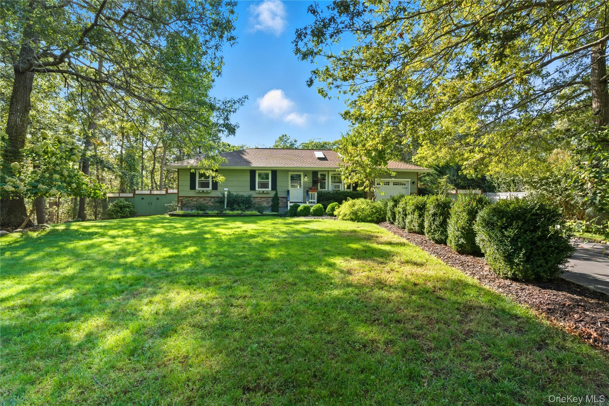 #1 photo, 173 W End Avenue, سوفولك Shirley , NY 11967