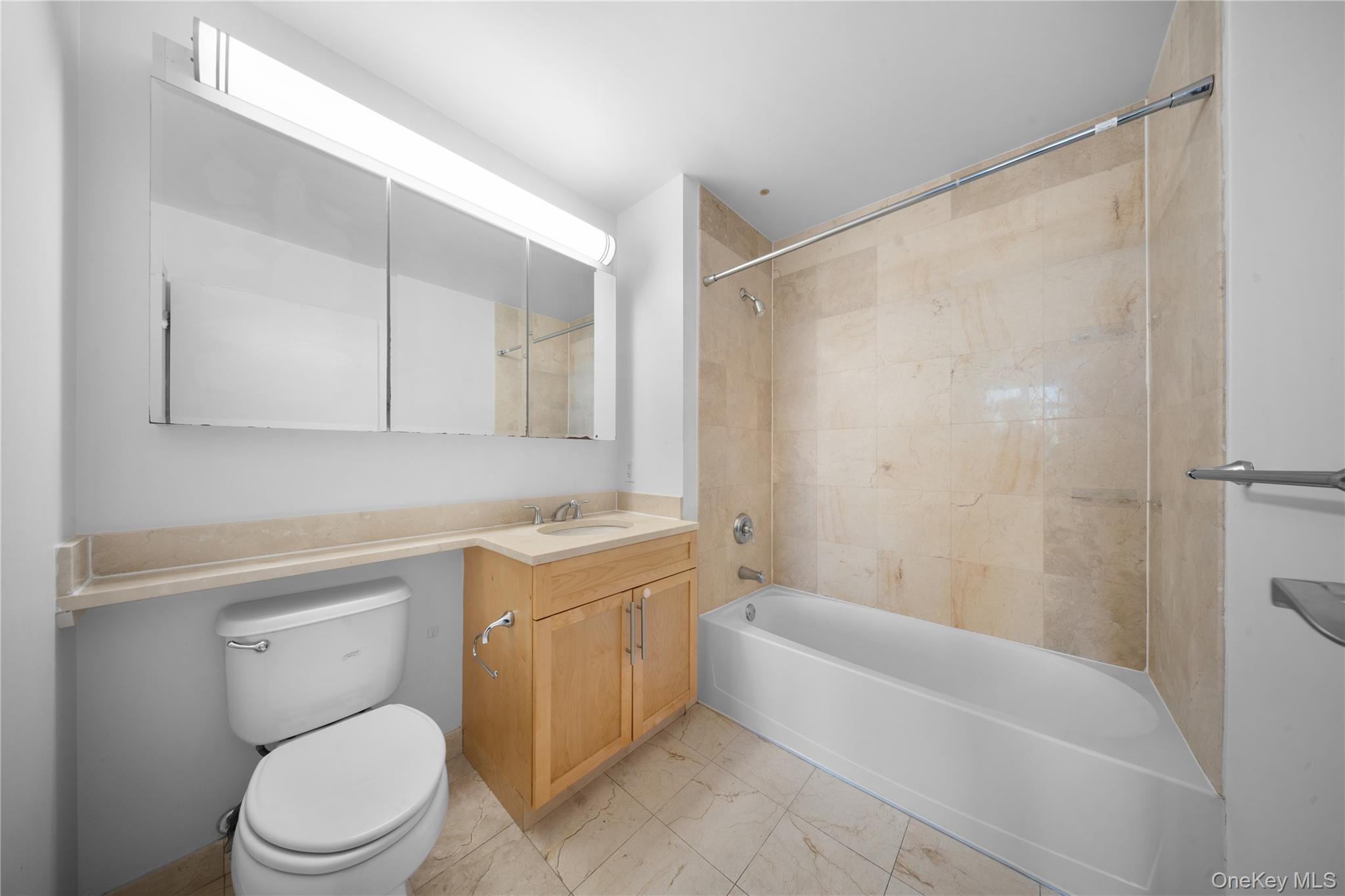 #13 photo, 40-26 College Point Boulevard, クイーンズ区 Flushing , NY 11354