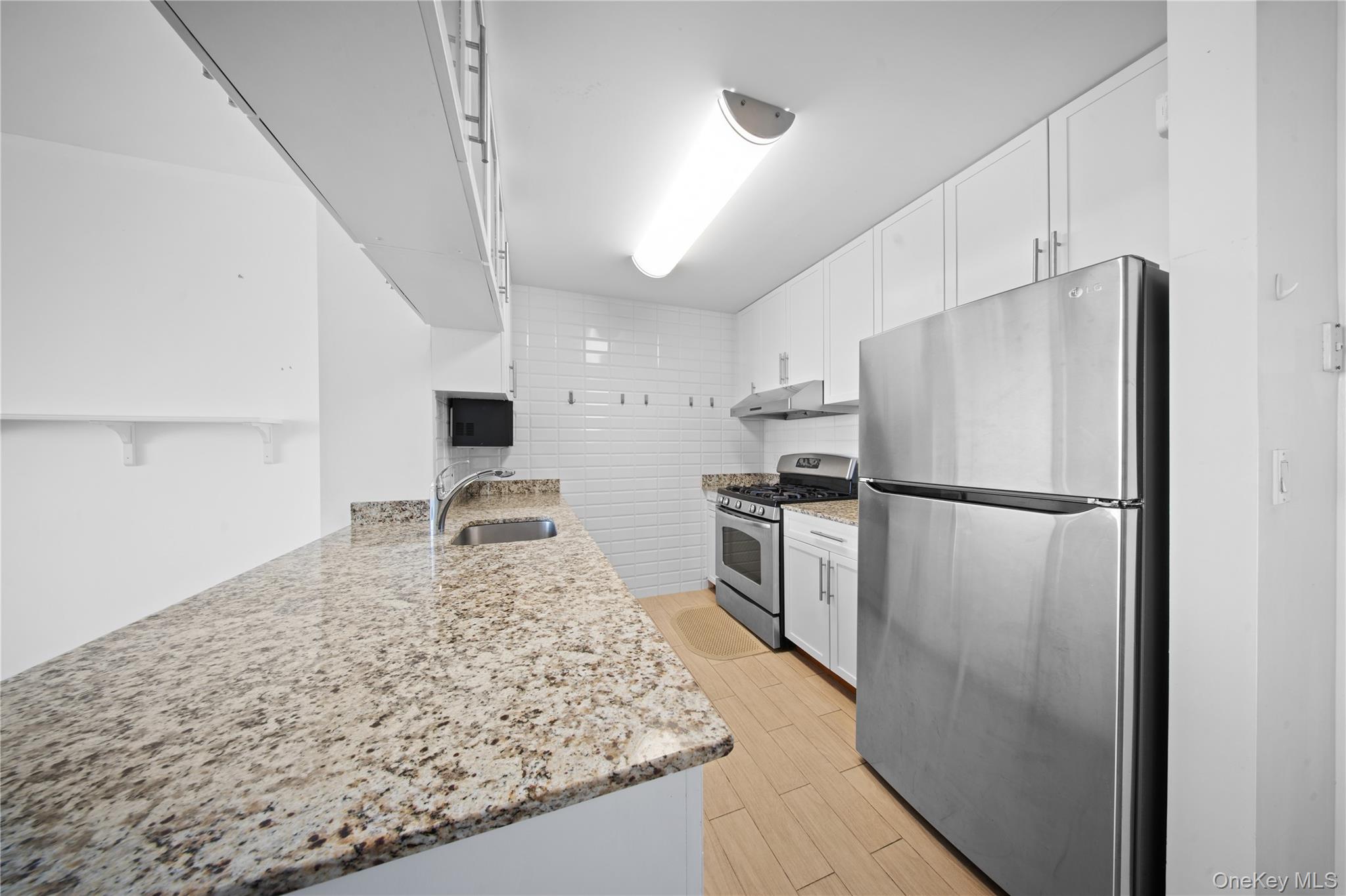 #6 photo, 40-26 College Point Boulevard, クイーンズ区 Flushing , NY 11354