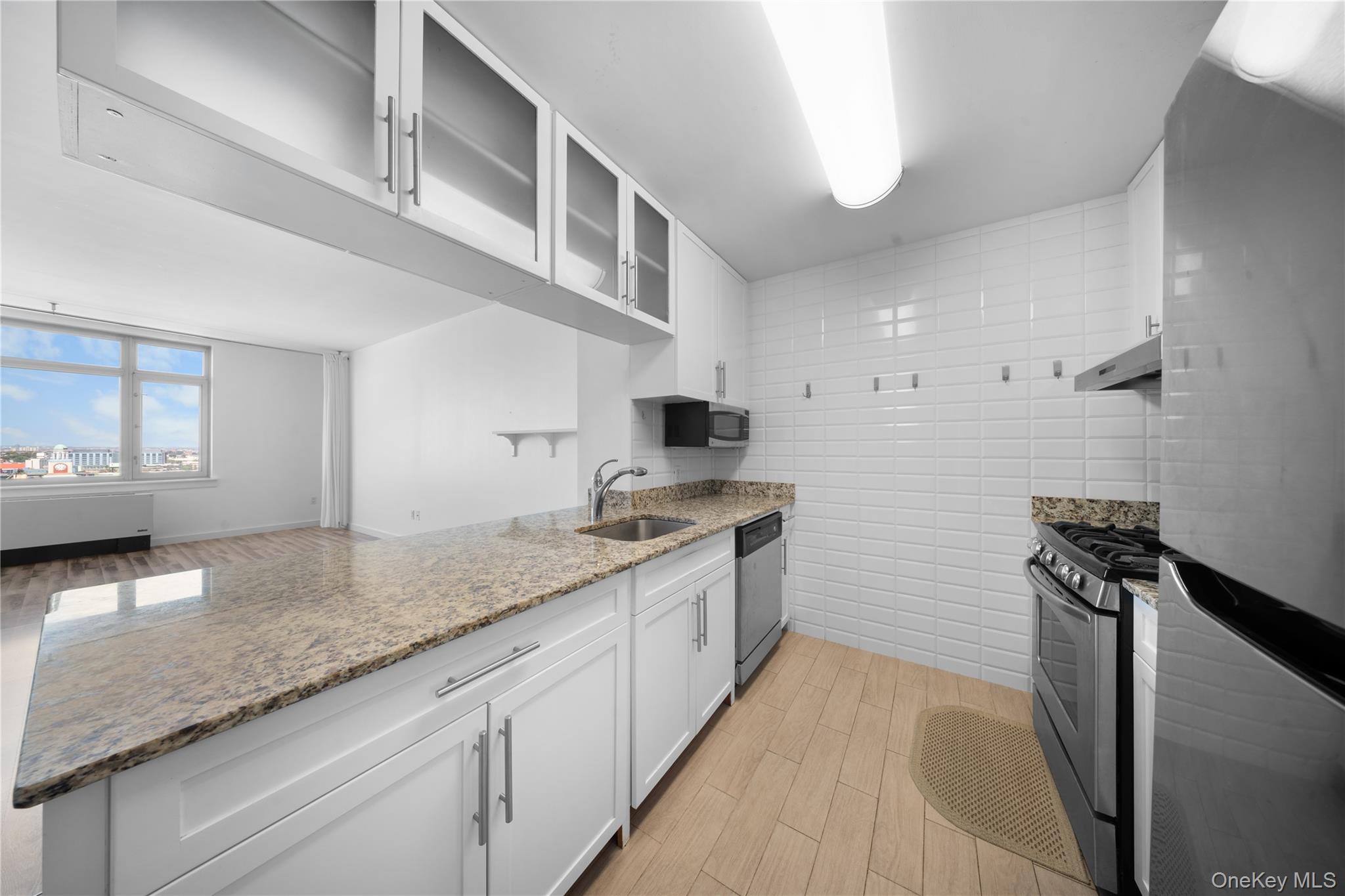 #7 photo, 40-26 College Point Boulevard, クイーンズ区 Flushing , NY 11354