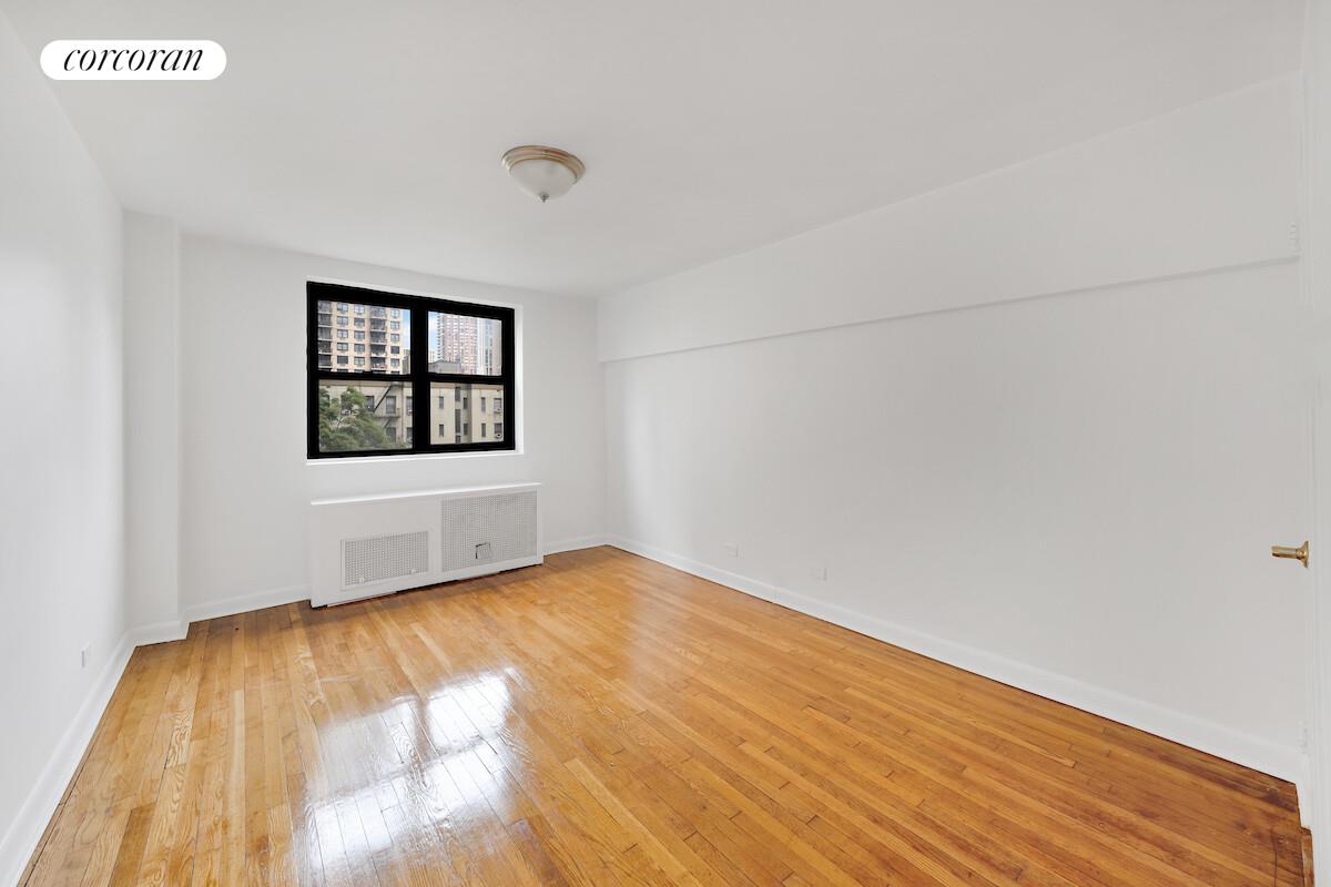 #6 photo, 305 E 72ND Street, Lenox Hill , NY 10021