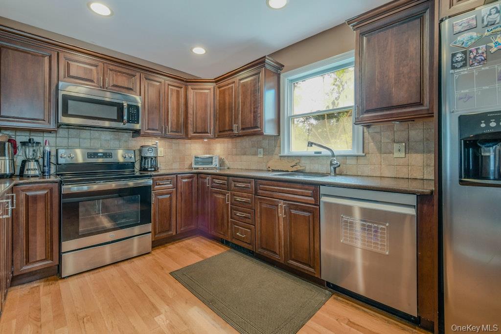 #3 photo, 170 Wickfield Lane, North Babylon , NY 11703