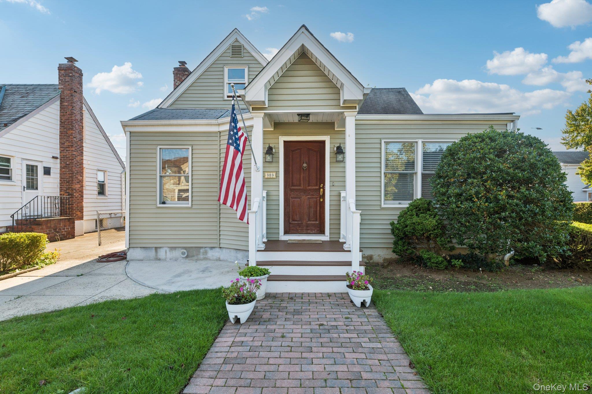 #2 photo, 323 Barwick Boulevard, Mineola , NY 11501