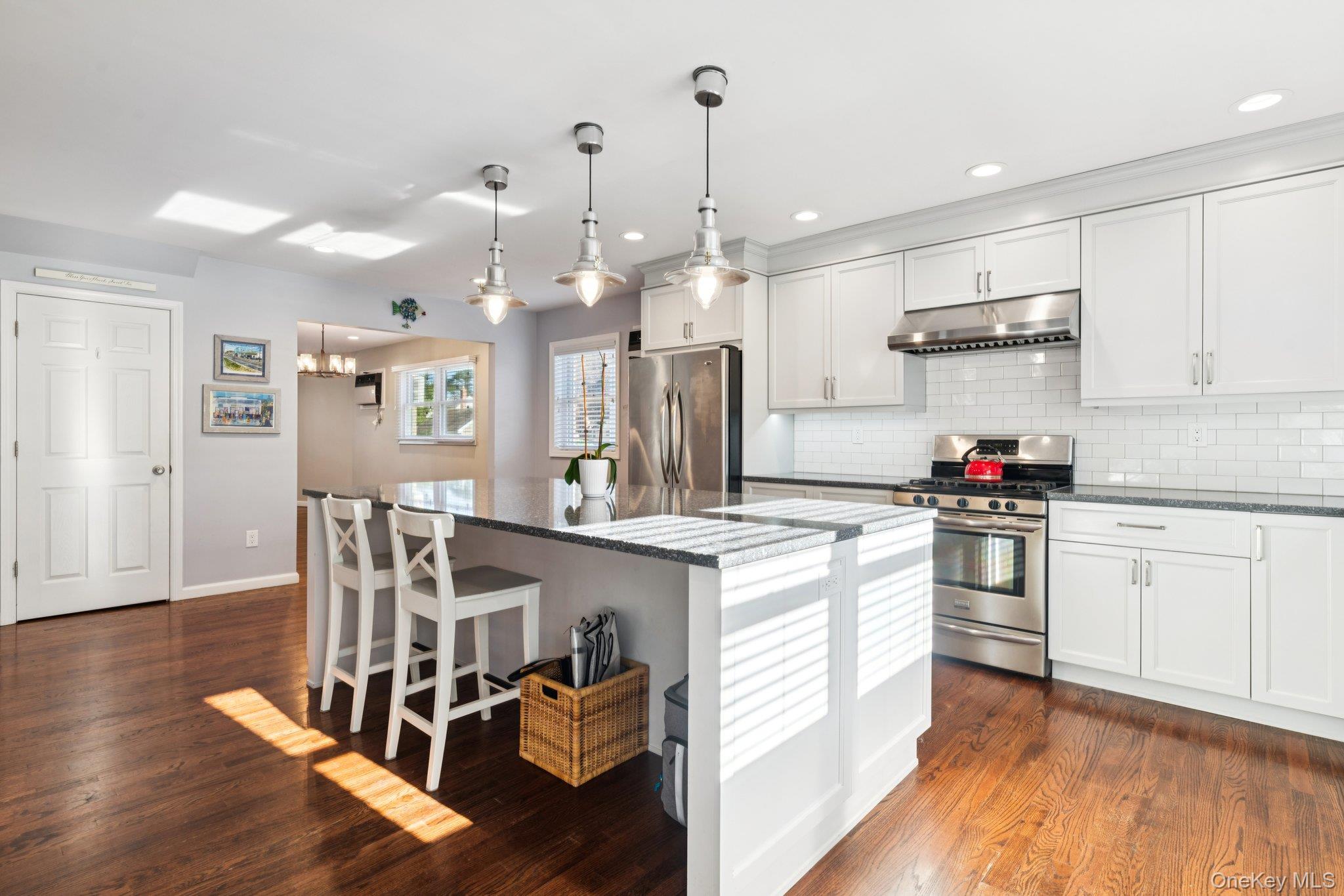 #9 photo, 323 Barwick Boulevard, Mineola , NY 11501