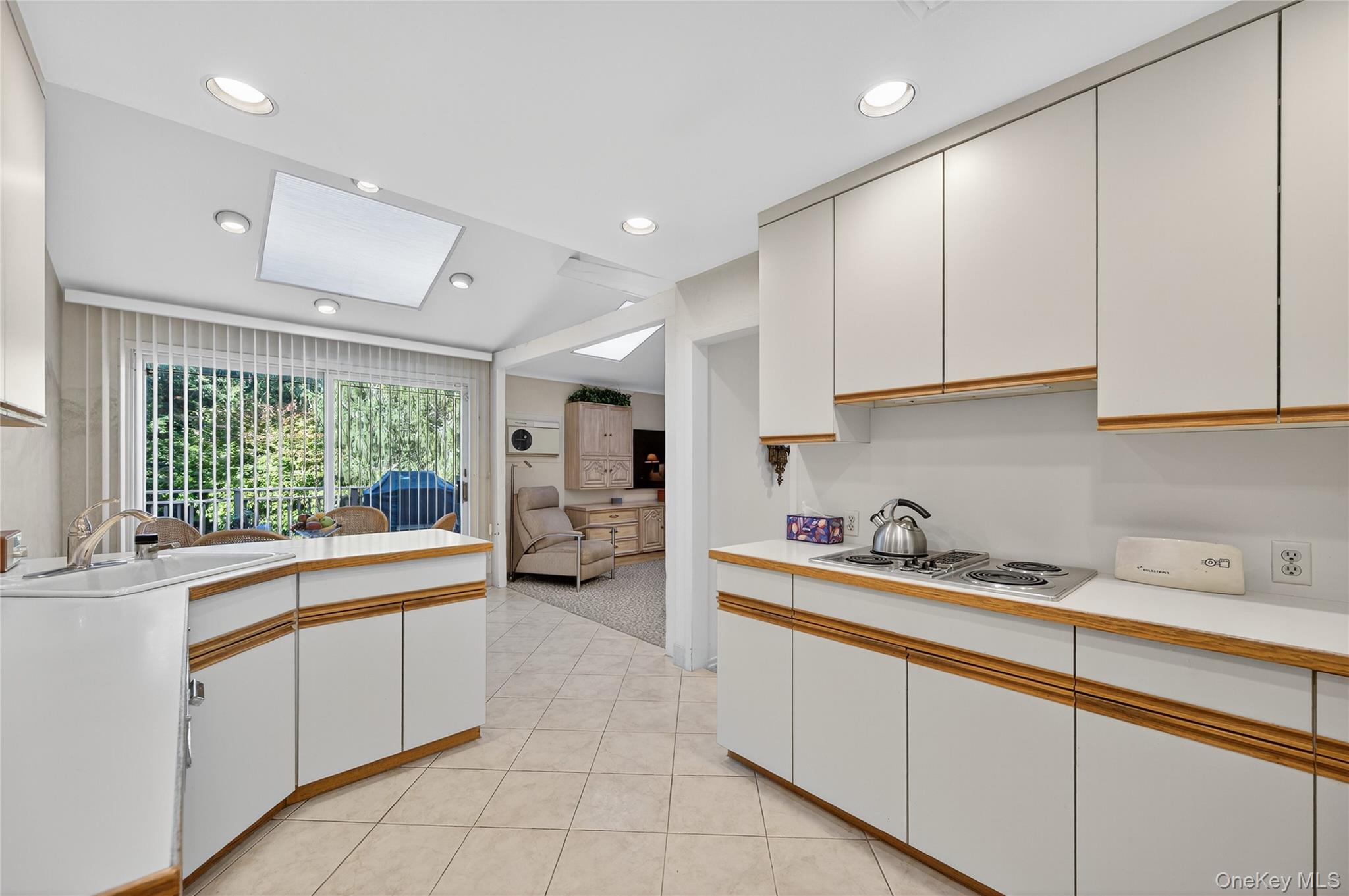 #11 photo, 80 Walnut Drive, 롱 아일랜드 East Hills , NY 11576