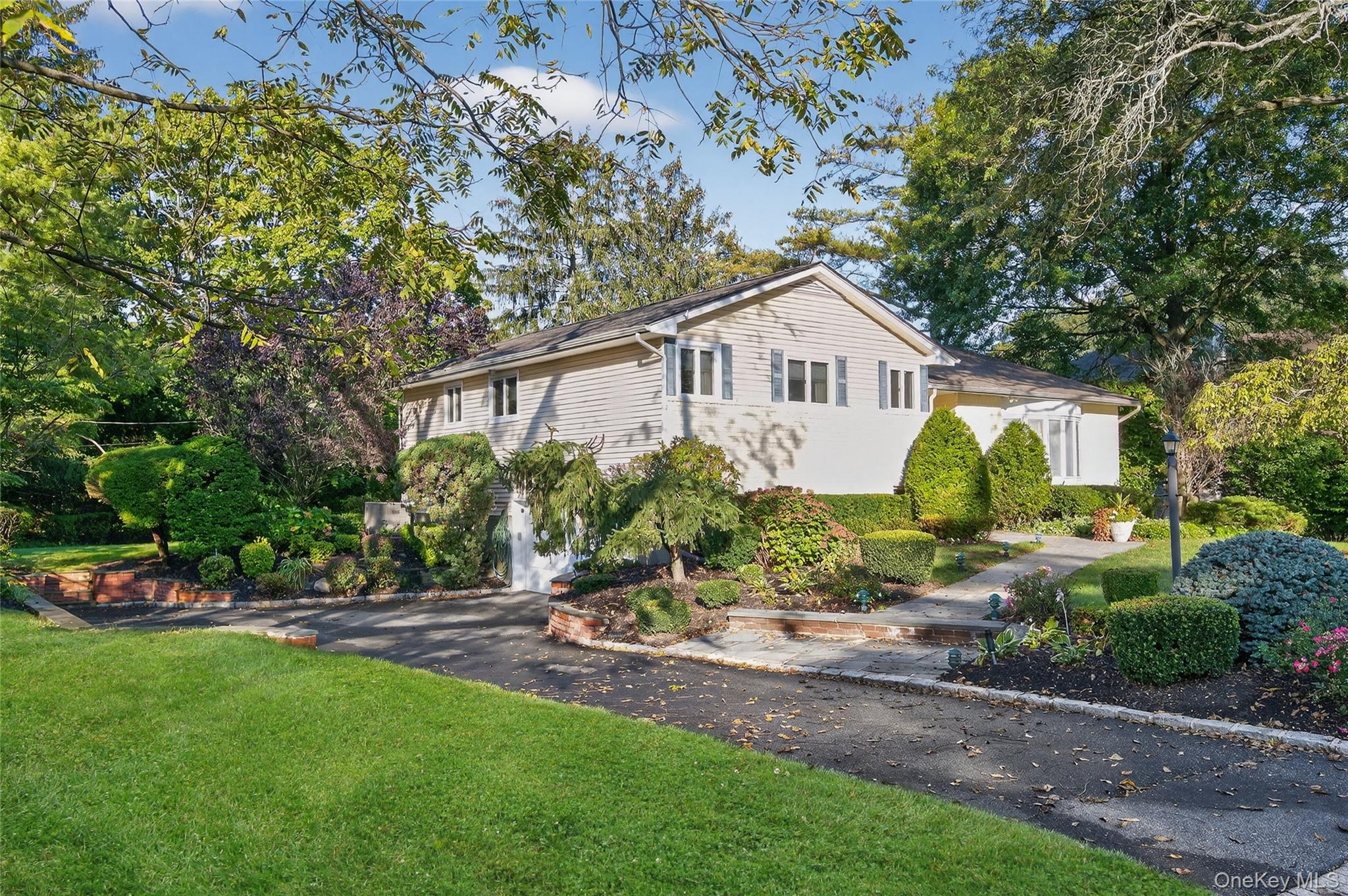 #2 photo, 80 Walnut Drive, 롱 아일랜드 East Hills , NY 11576