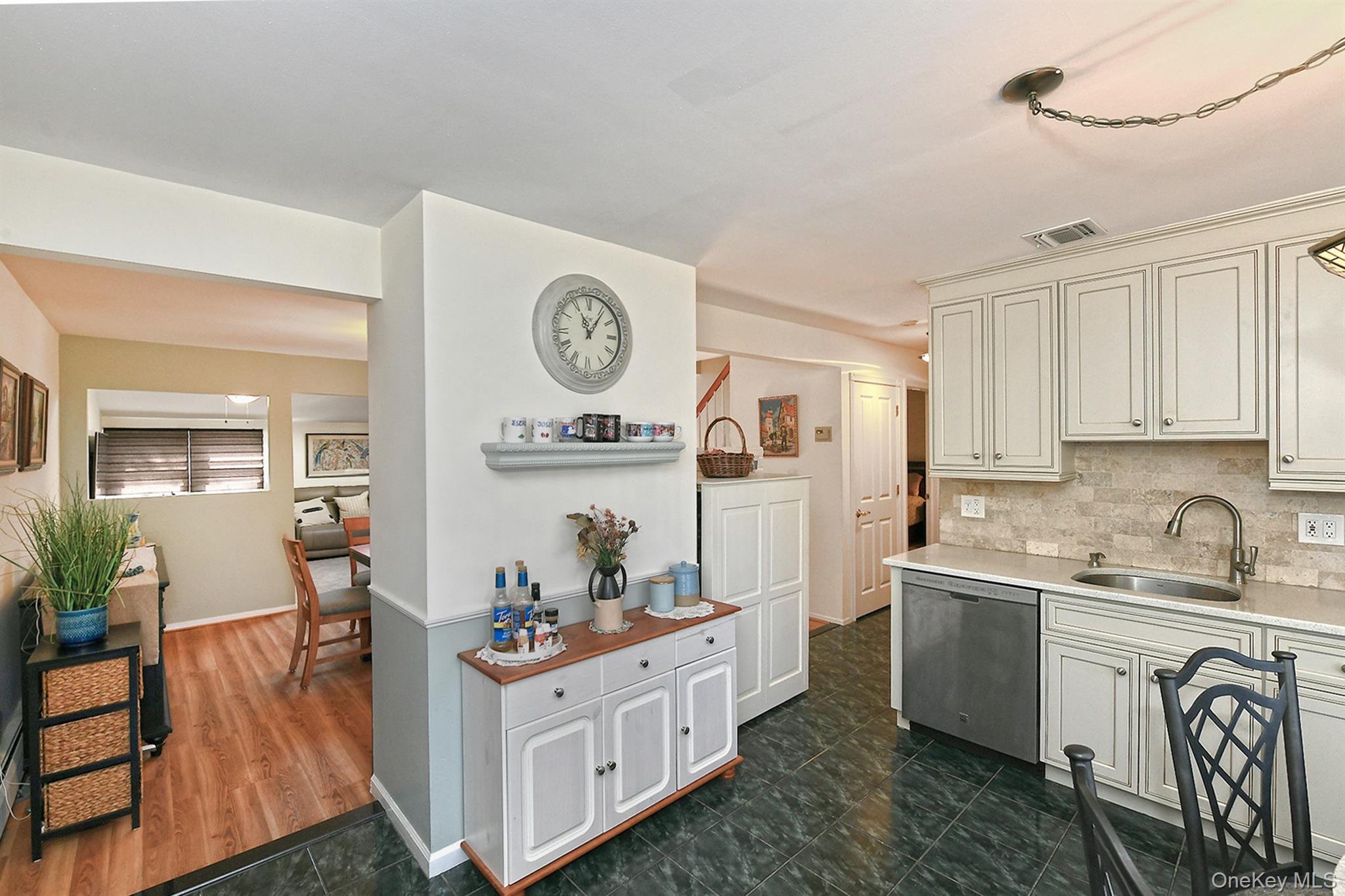 #3 photo, 114 Twig Lane, ナッソー郡 Levittown , NY 11756