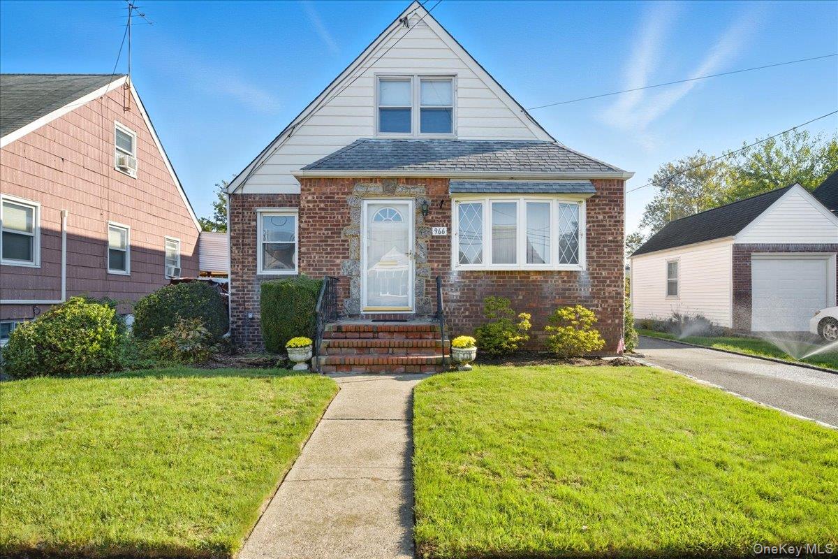 #1 photo, 966 N 1st Street, नासाउ काउंटी North New Hyde Park , NY 11040