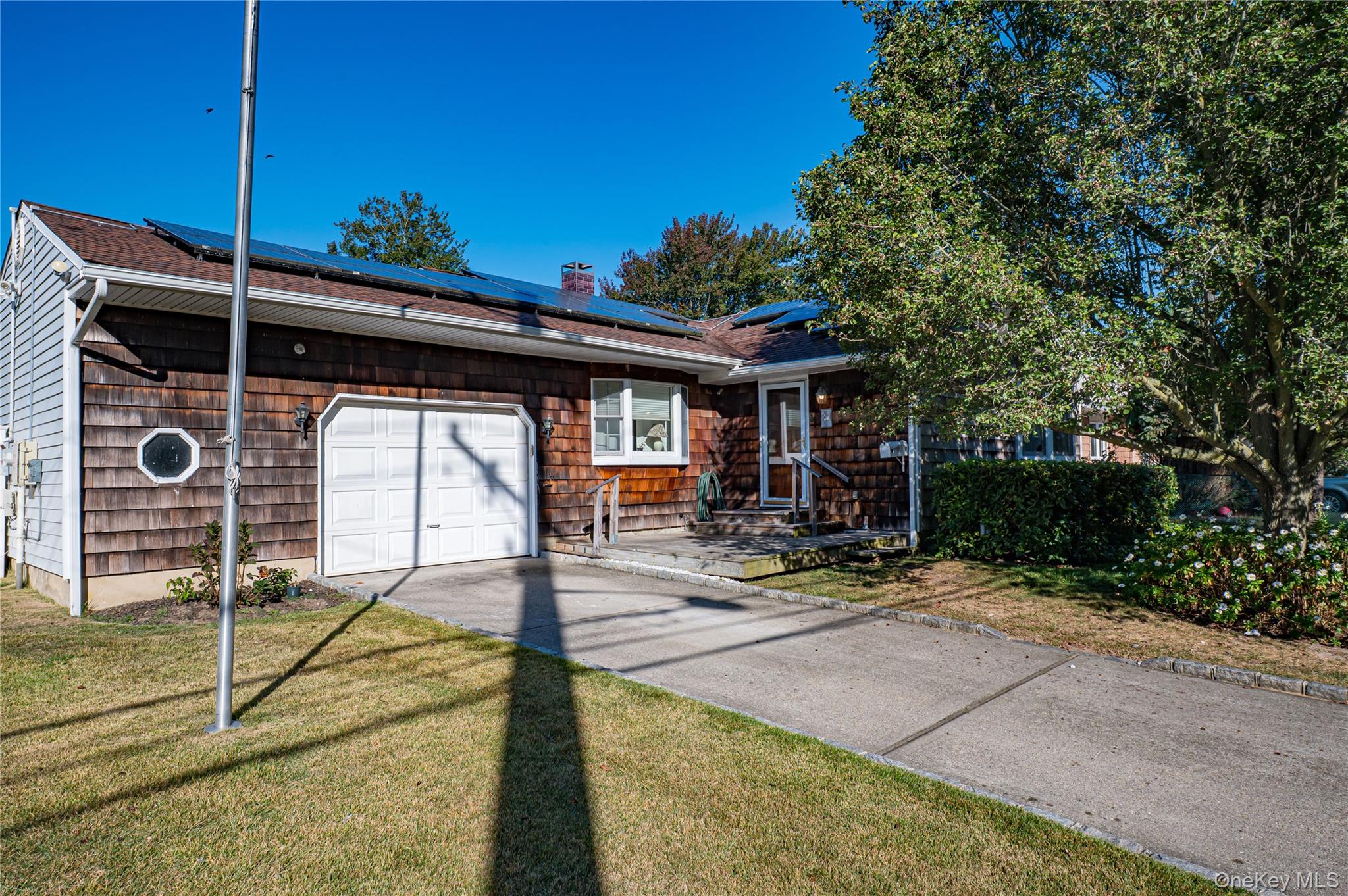 #1 photo, 1022 Manor Lane, सफ़ोक काउंटी Bay Shore , NY 11706