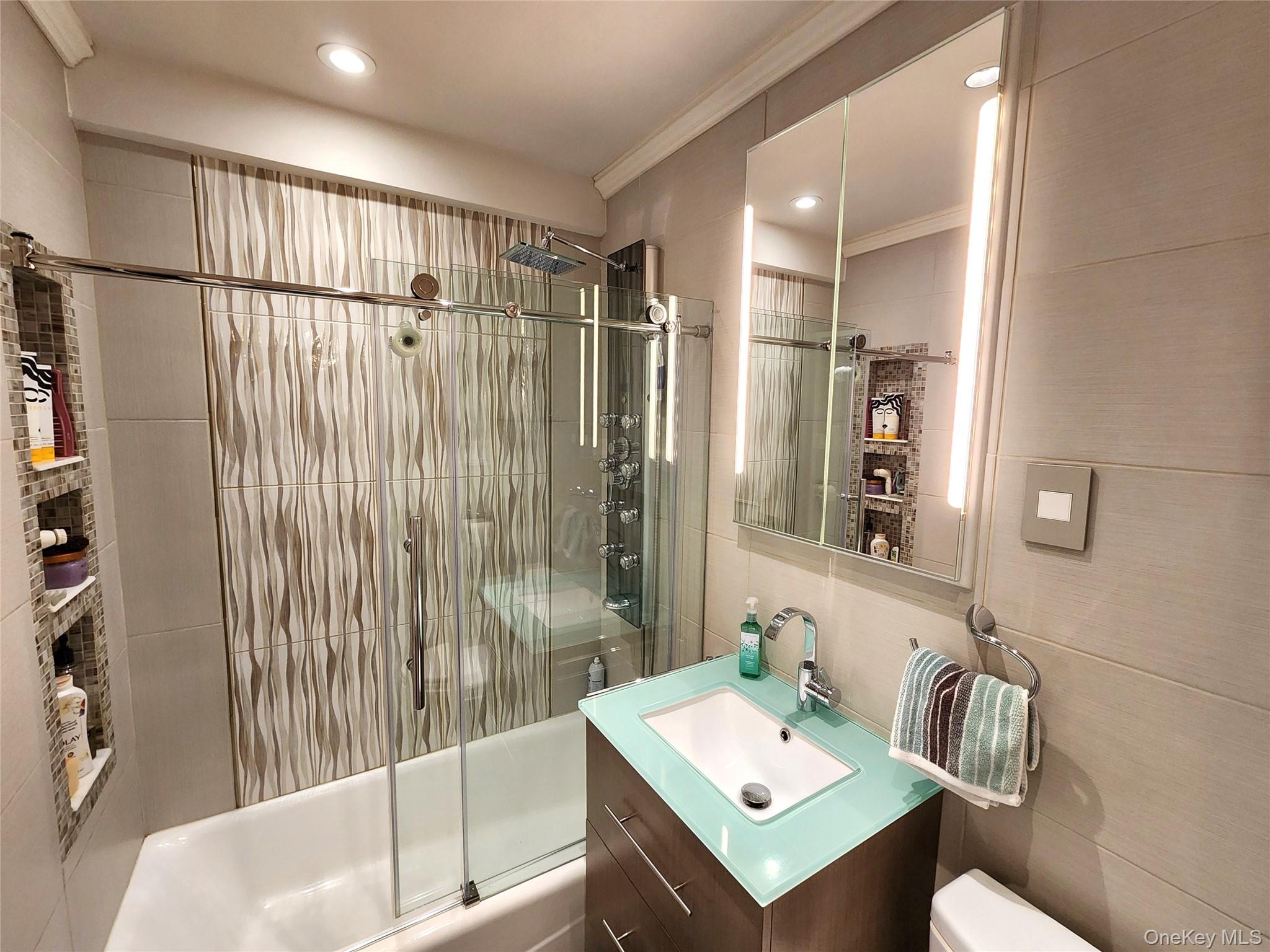 #4 photo, 25 Park Place, Great Neck Plaza , NY 11021