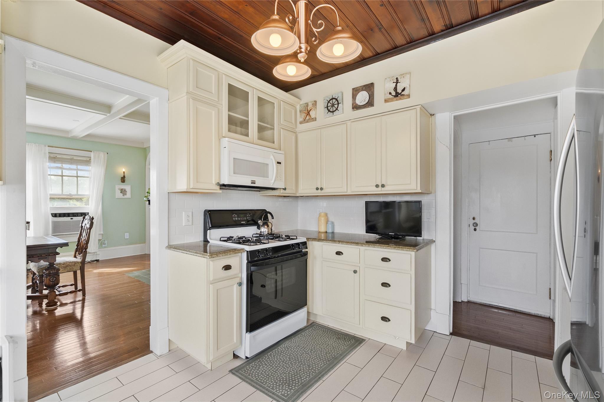 #19 photo, 260 Ocean Avenue, Amityville , NY 11701